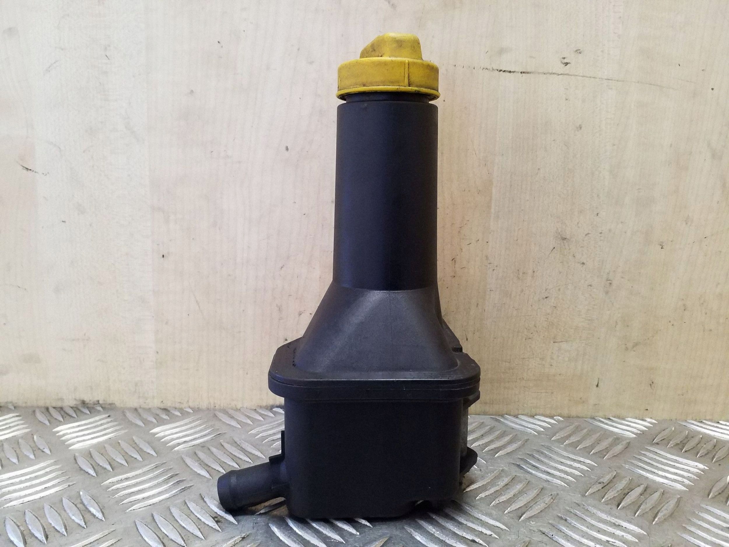 VW ohjausvahvistimen säiliö OEM 7M3422372 Käytetty