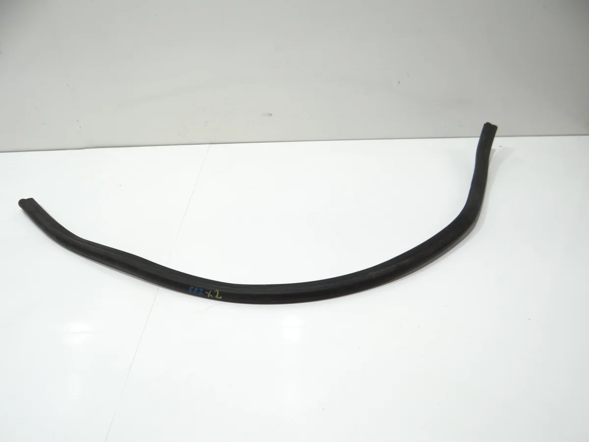 Tiiviste konepellille BMW E87 7060564