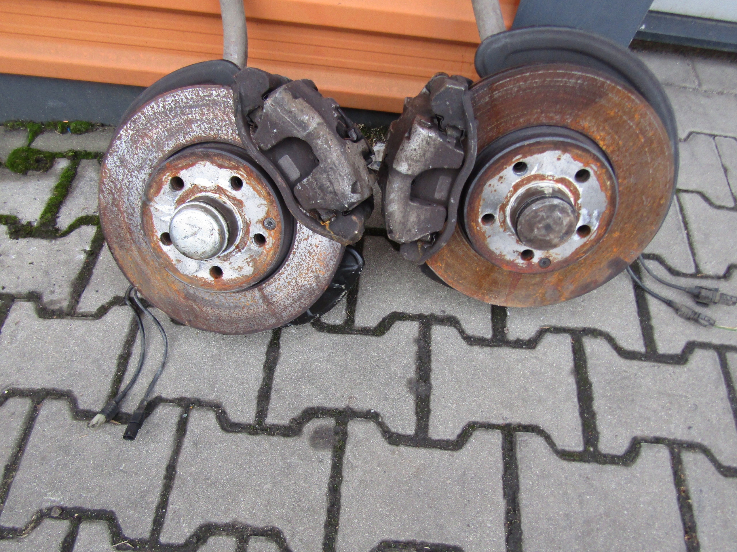 (2) MERCEDES W211 3.2CDI 04' Moyeu pivotant gauche + droit, étrier et disque