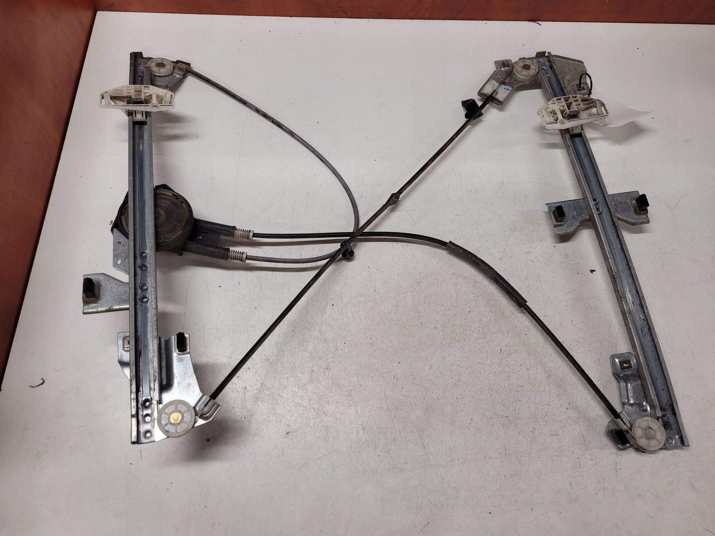Manuaali ikkunan nostin OEM JUT35483 Etu oikea