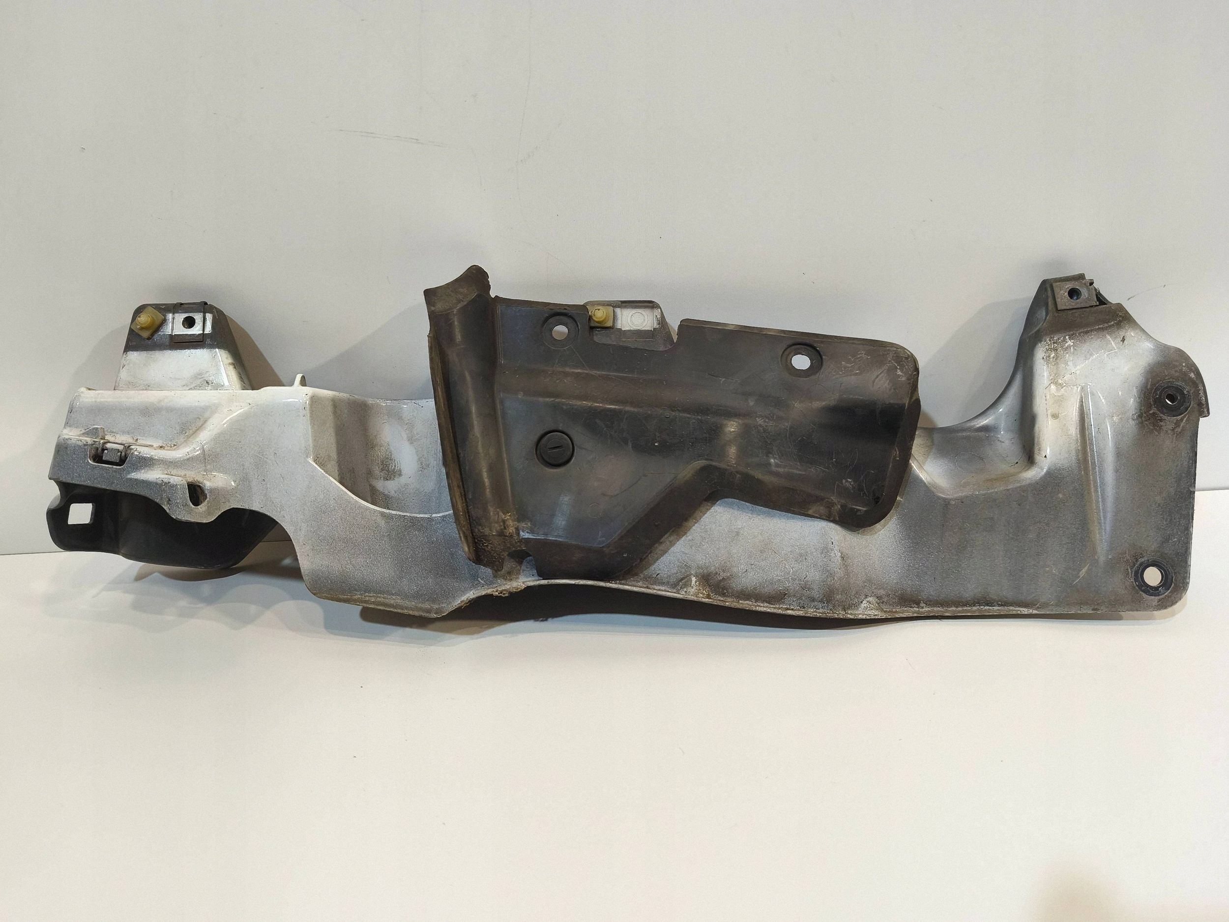Soporte de montaje de guardabarros derecho Renault Kangoo II 2007-2013 OEM 8200381902 image 2