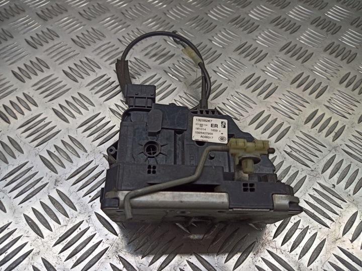 Oikea takalukko 13258267 ER Opel Corsa D 5D HB 06-11