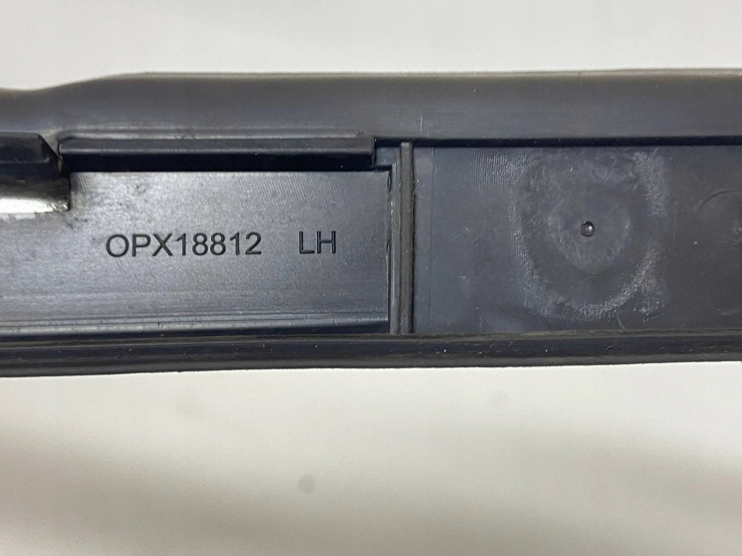 Opel Astra K sivuilmaikkuna listaa vasen OEM 39088075