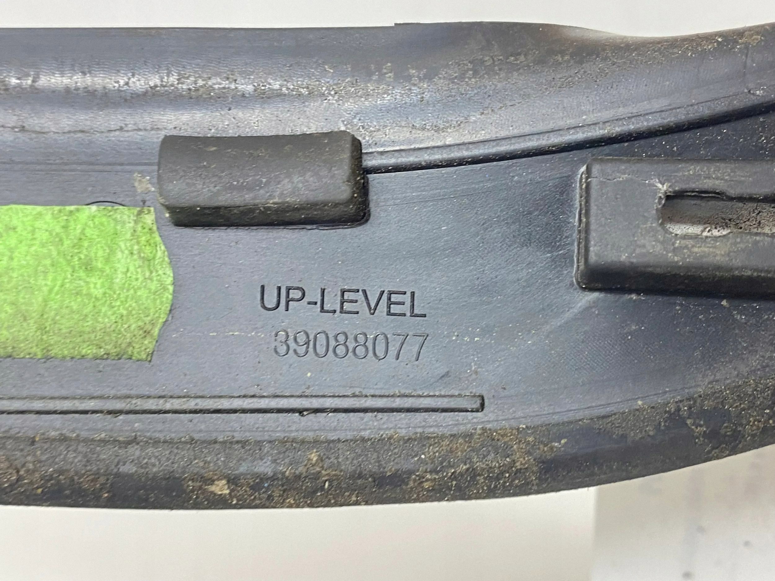 Moldagem janela lateral esquerda Opel Astra K OEM 39088075 image 3