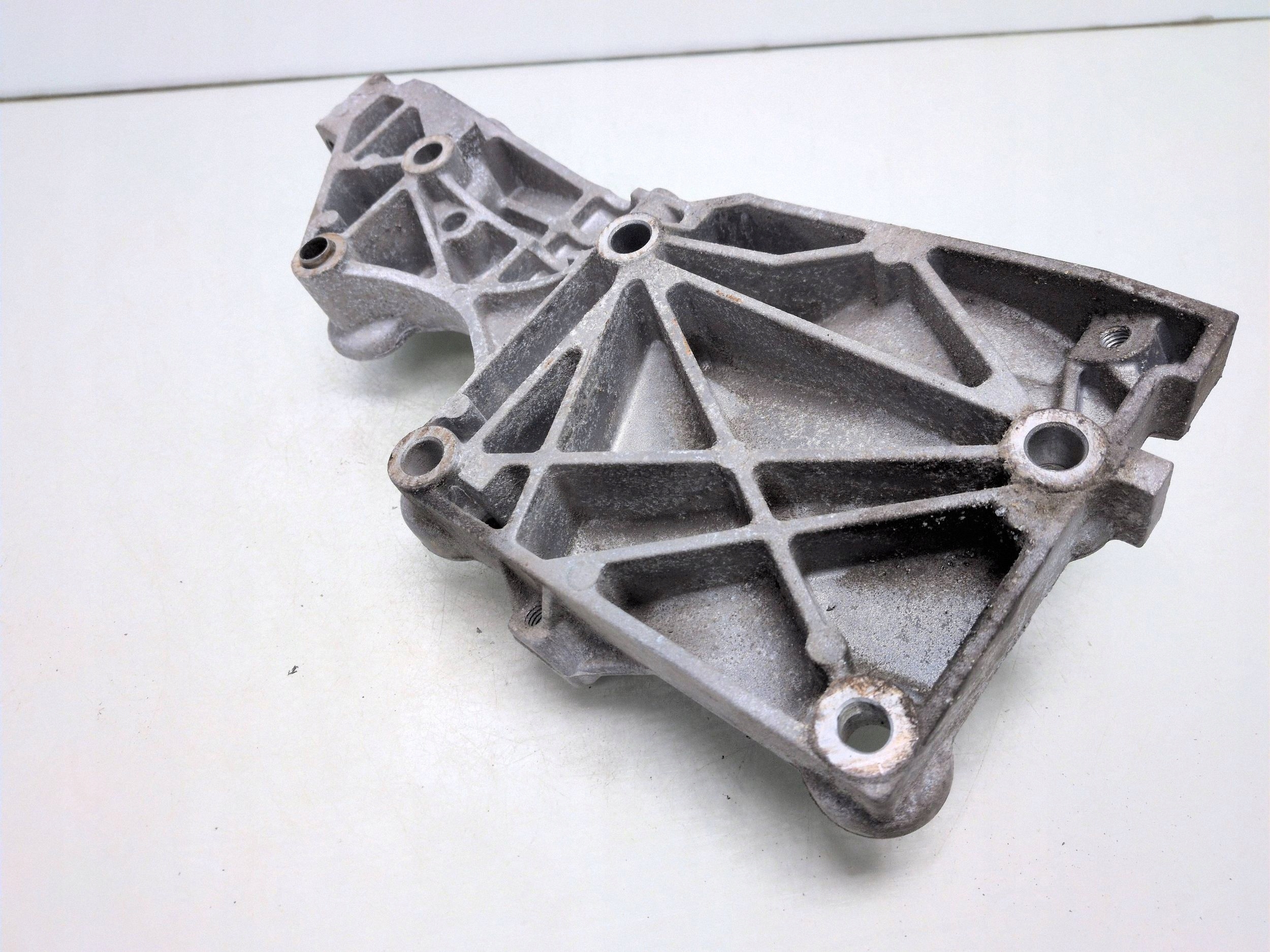 VW OE 038903143AF Support Alternateur image 3
