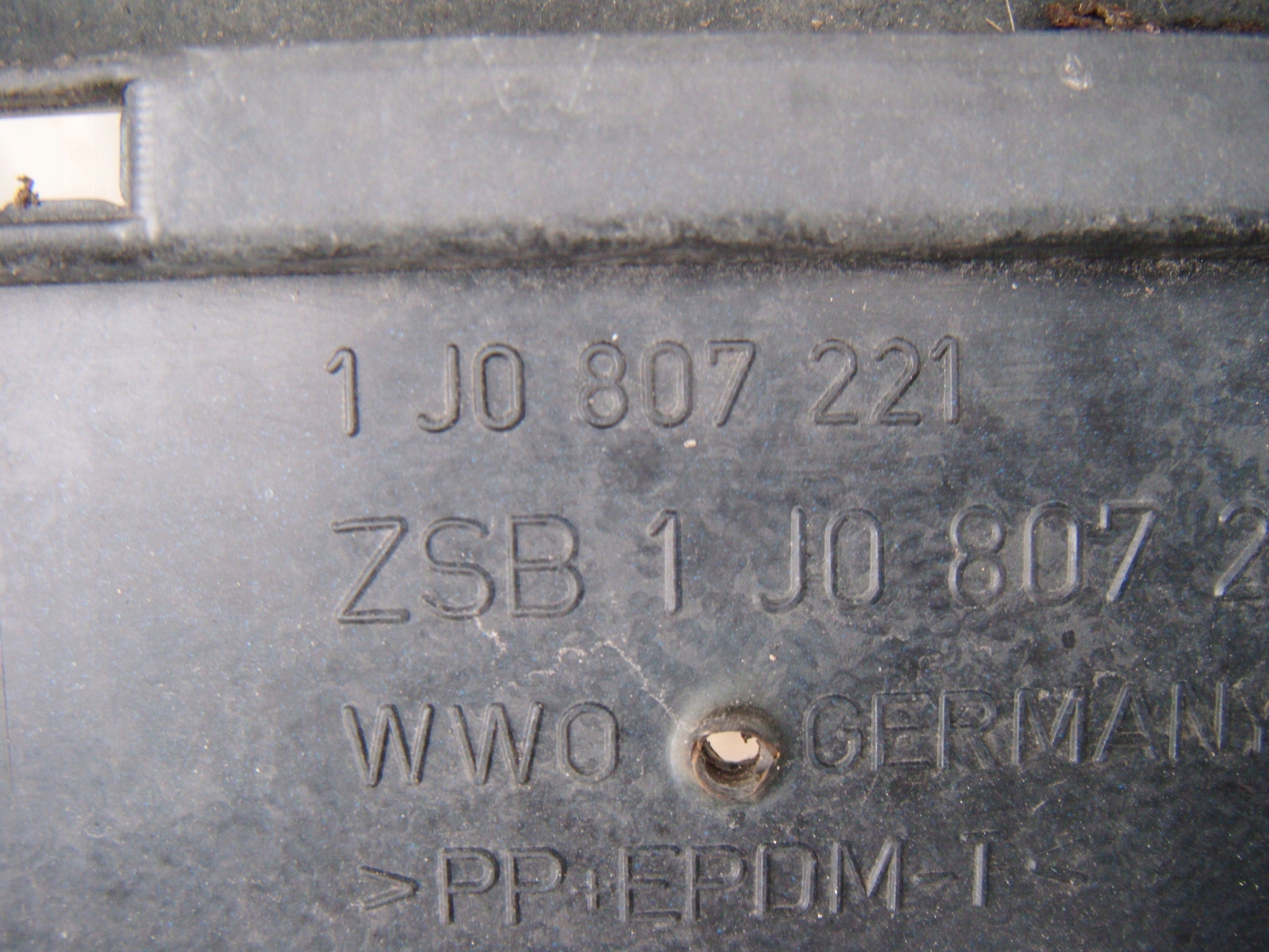 VW Golf 4 IV 97-06 Stoßstange vorne 1J0807221 + Gitter - schön - komplett image 9