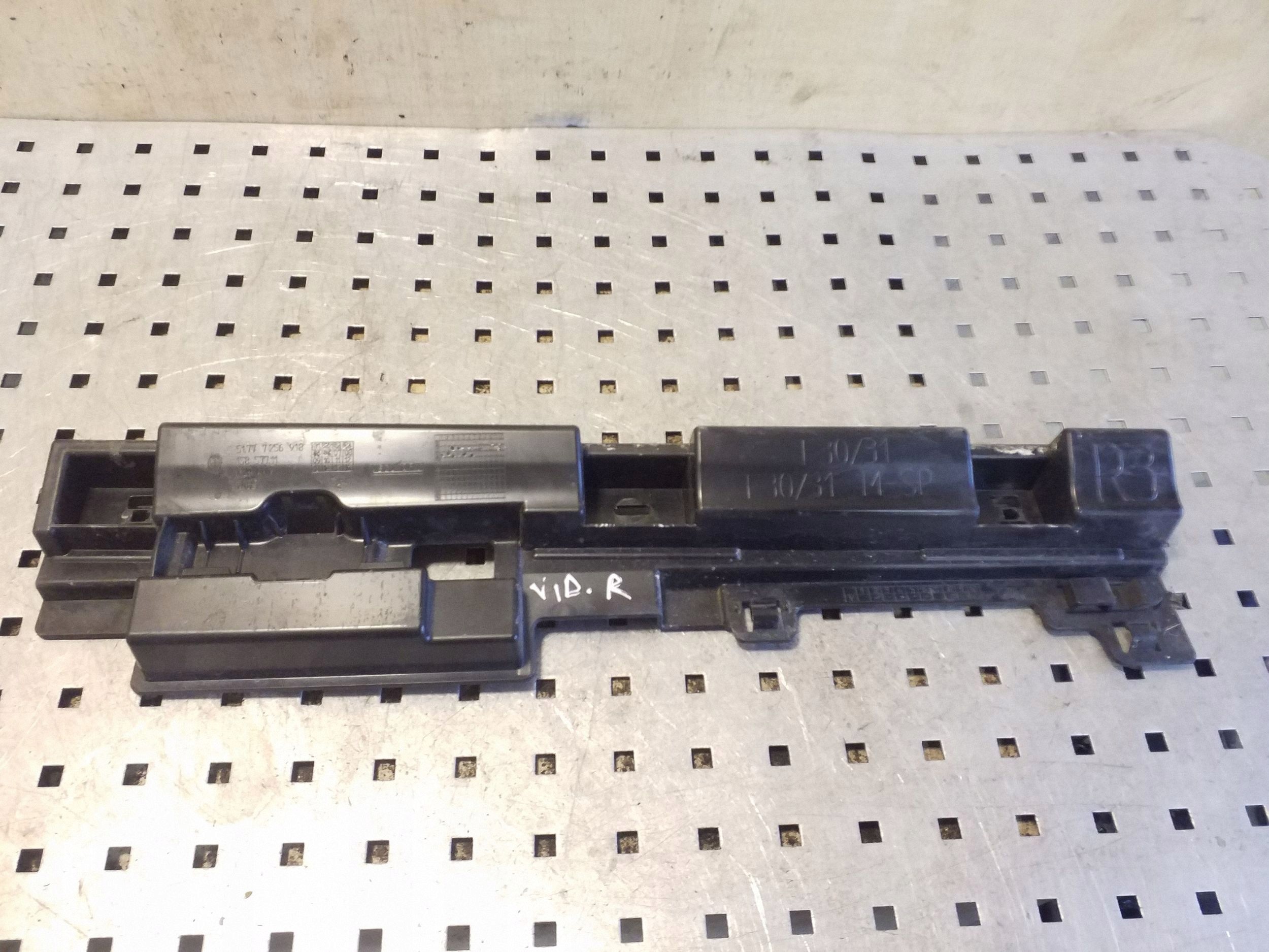 BMW 3 F30/F80 kynnyskiinnike OEM 51777256918 image 2