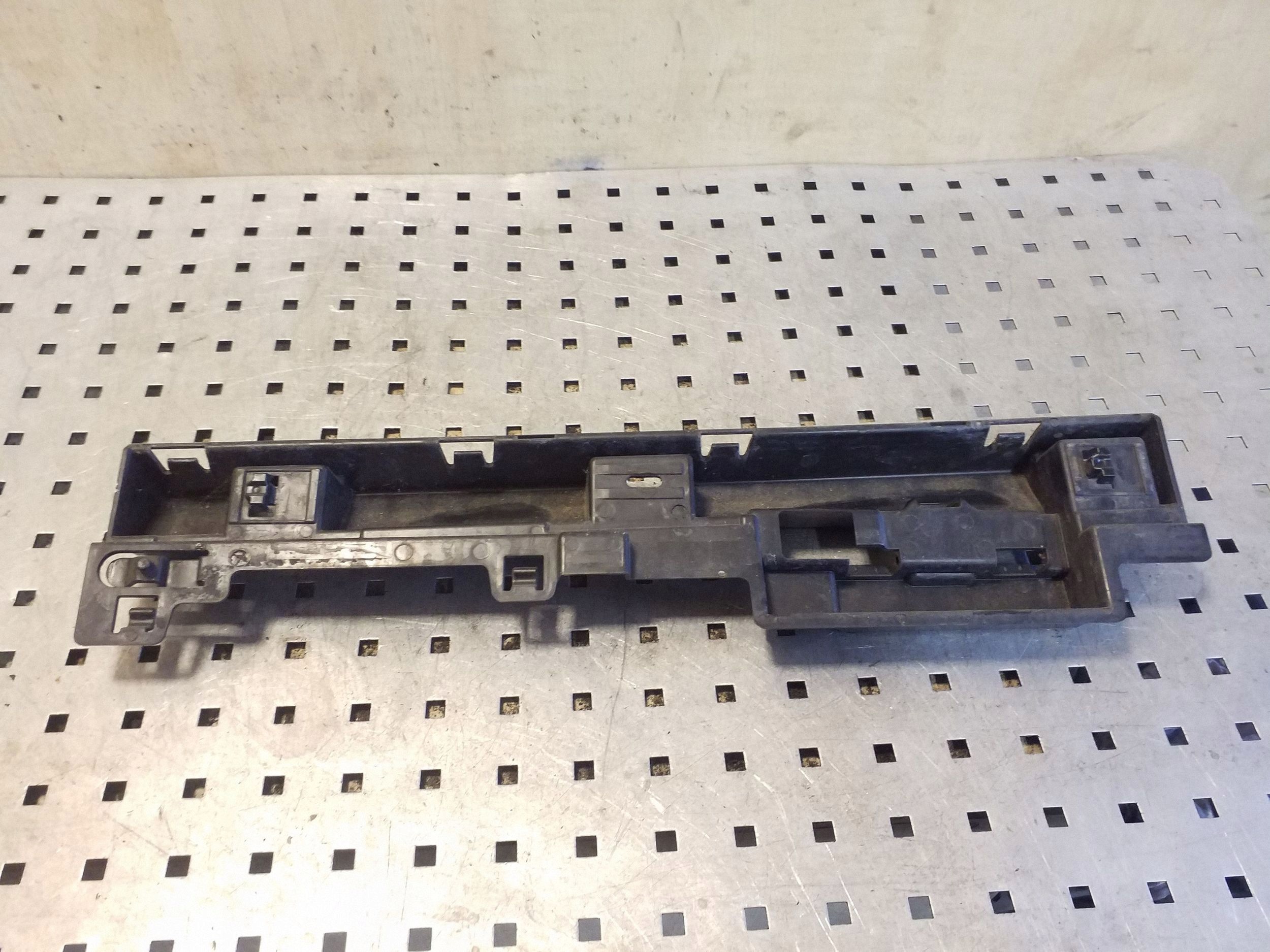 BMW 3 F30/F80 kynnyskiinnike OEM 51777256918 image 3