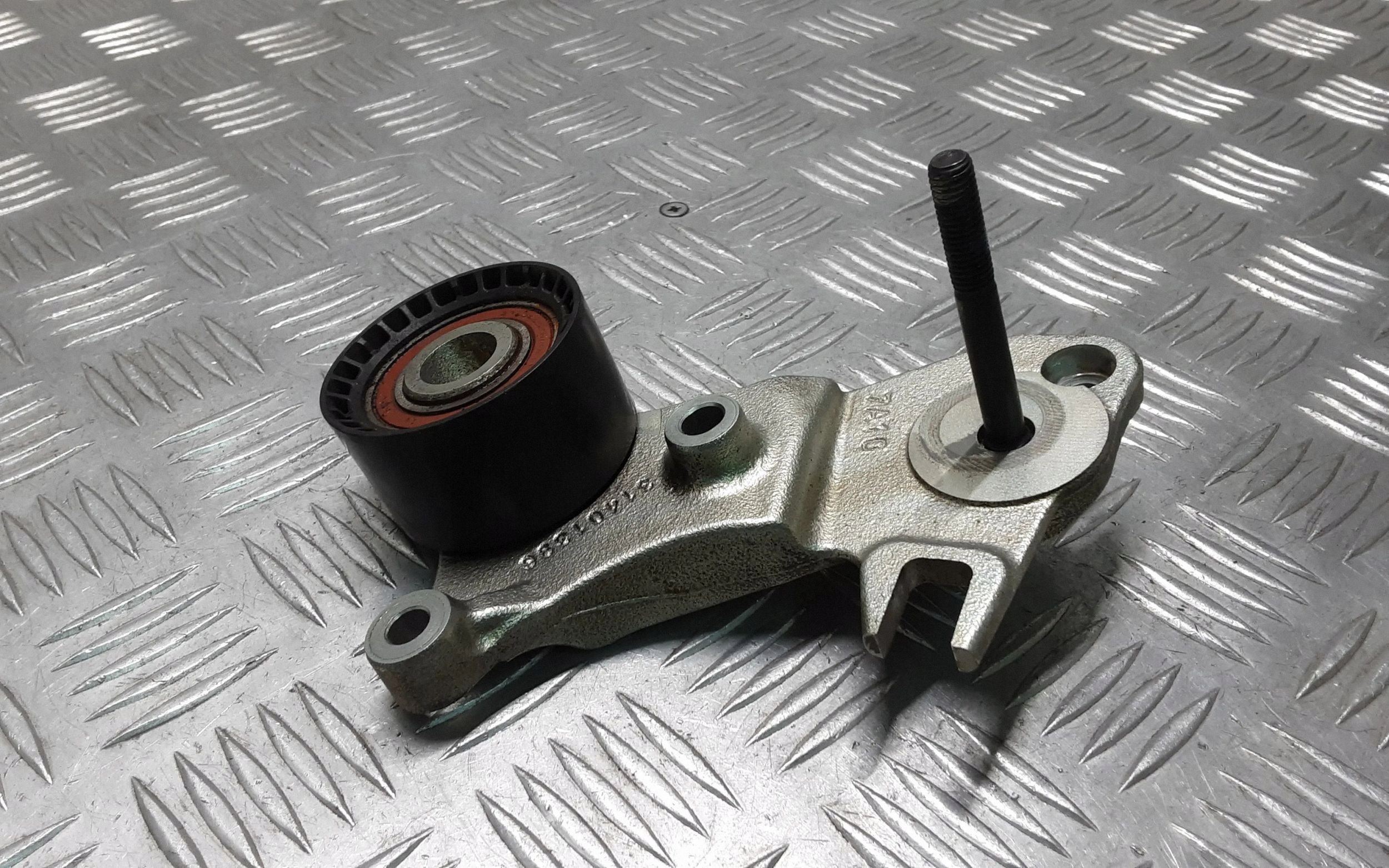 Jakohihnan jännittäjä VOLVO V40 CROSS COUNTRY 2.0L diesel OEM 31401396