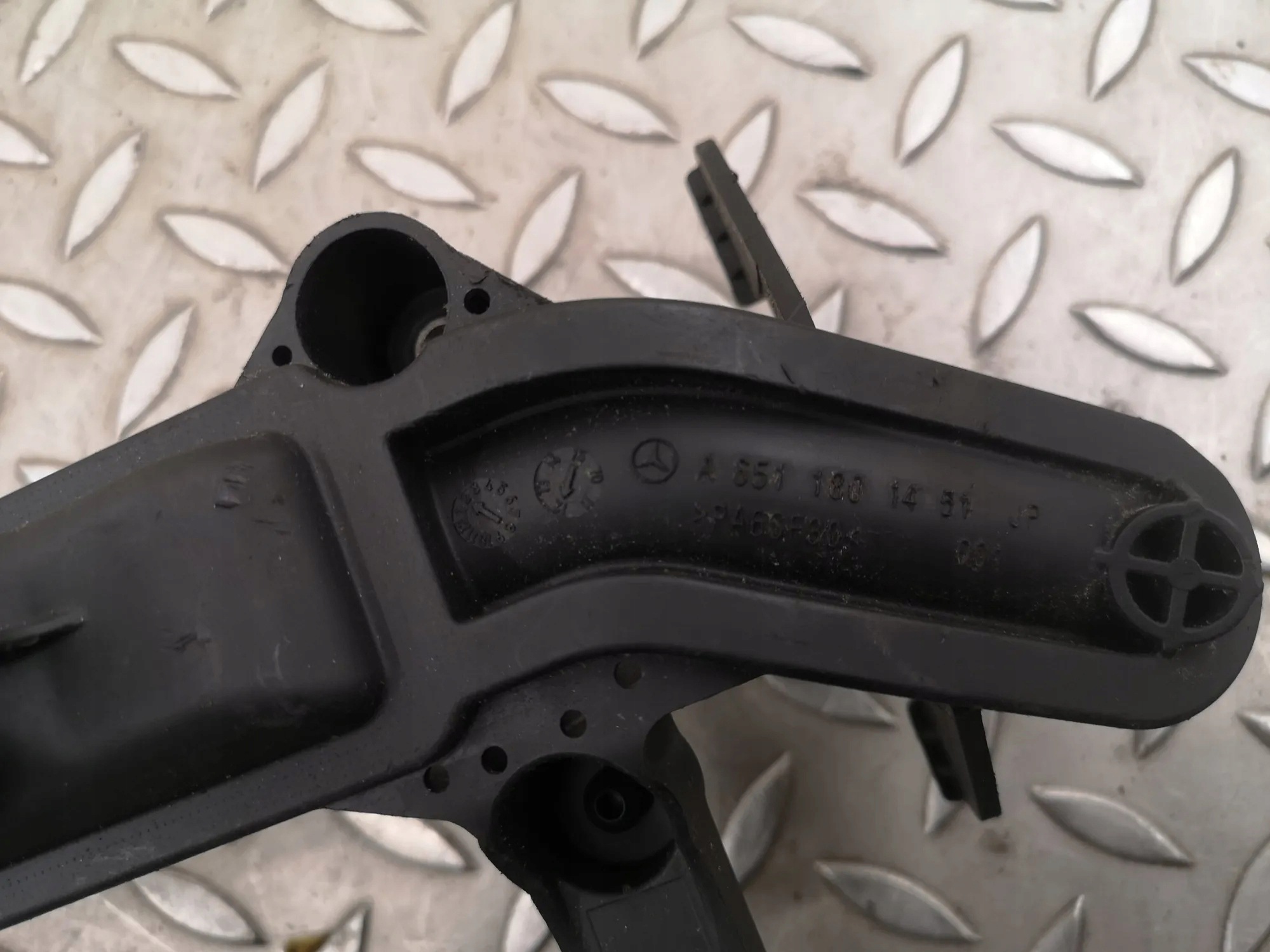 Mercedes-Benz Oljefilterrör OEM A6511801451 image 5