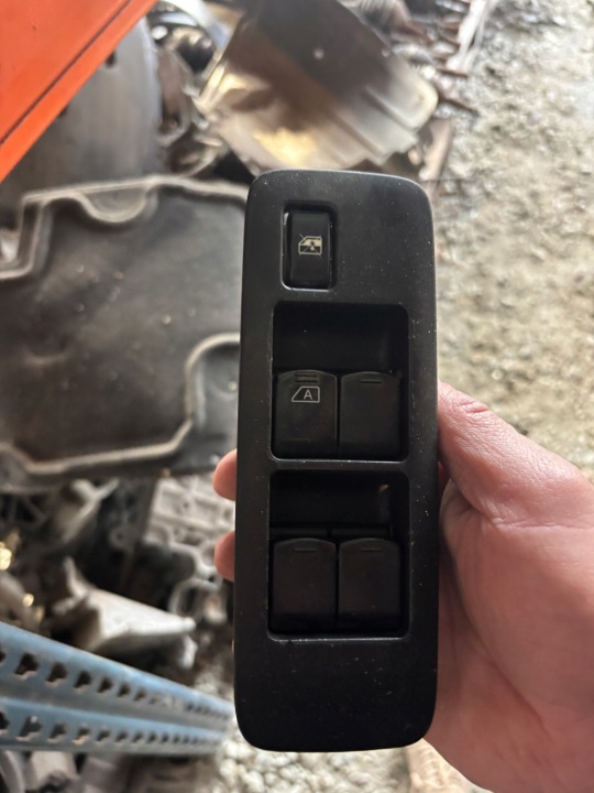 Nissan QASHQAI I j10 07-13 etuikkunan kytkin oikea etu