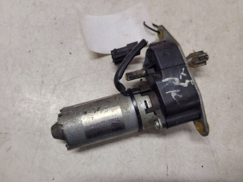 Etupenkin vasen moottori OEM 82516299 BMW X5 E53