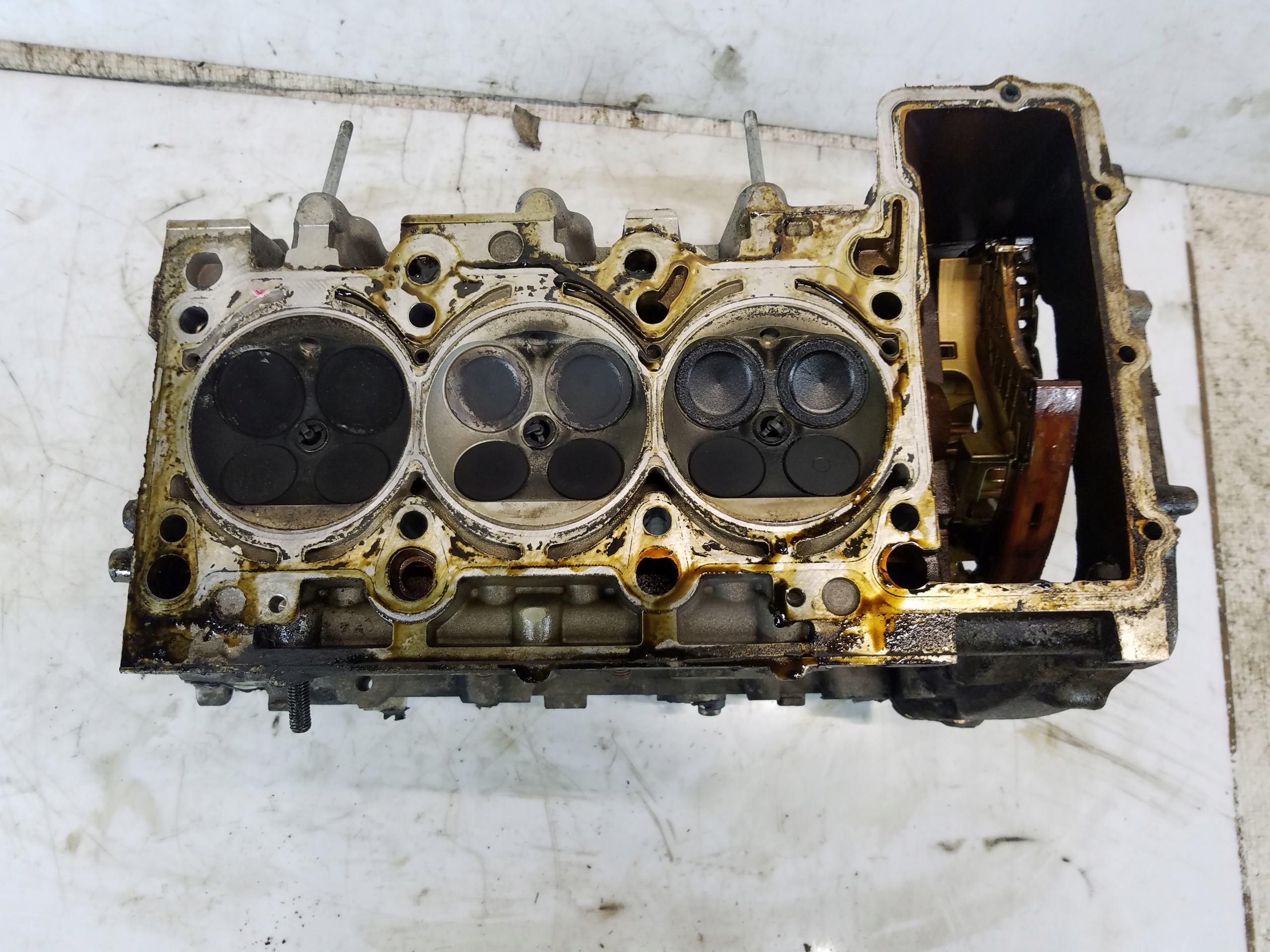 Oikea sylinterikansi AUDI A4 B7 3.2 FSI 06E103374B
