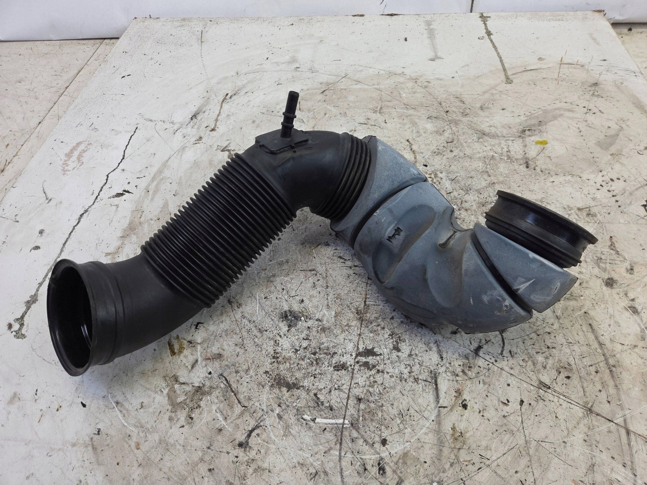 Ilmaputki Opel Insignia A 2.0 T (A20NHT) OEM 55560898