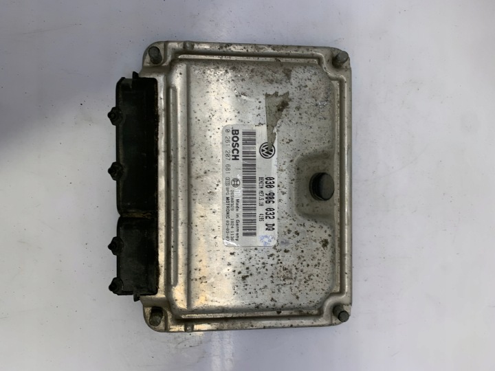 Calculateur moteur VAG 030906032DQ 0261207681