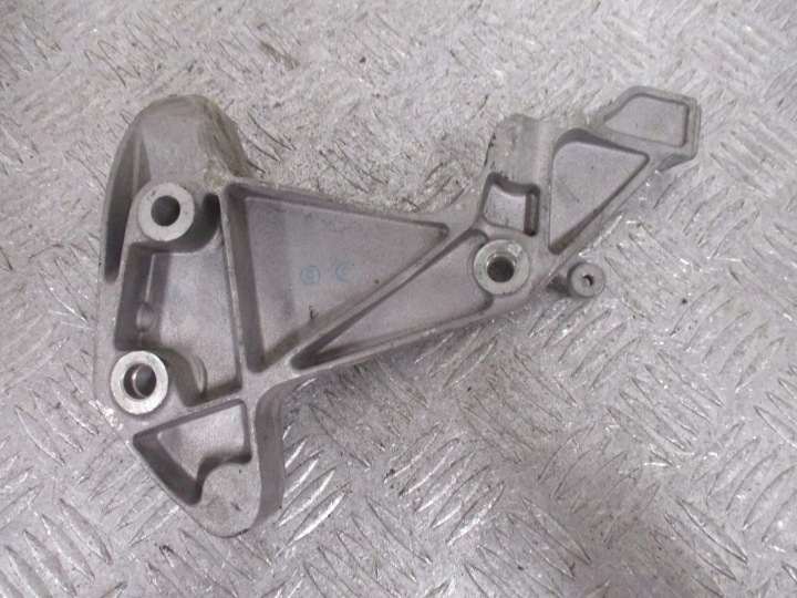 Ilmastointikompressorin kiinnike Alfa Fiat Jeep Cherokee 04627674AC