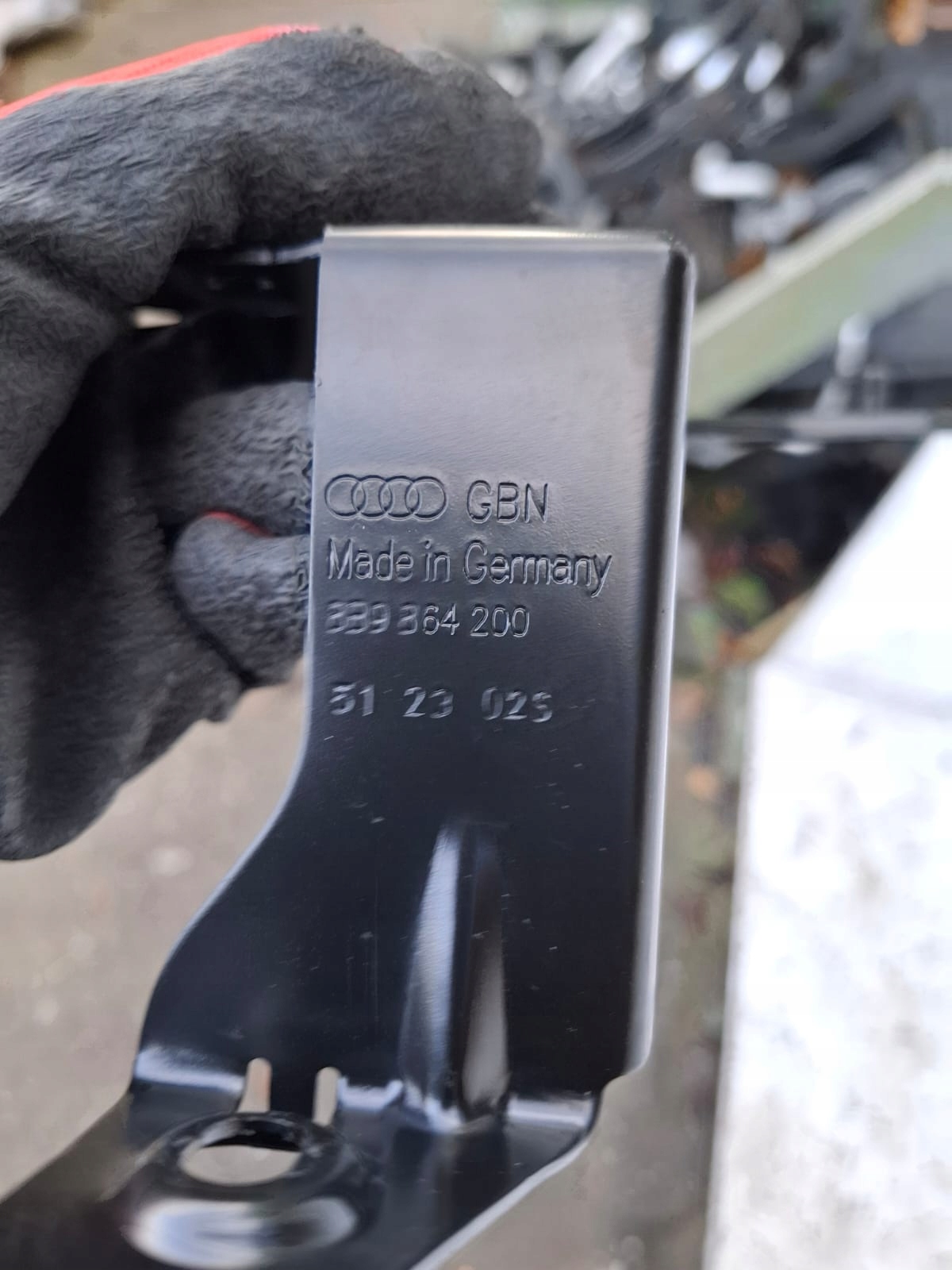 Audi A5 B10 8B9864200 Kiinnitystuki - Käytetty