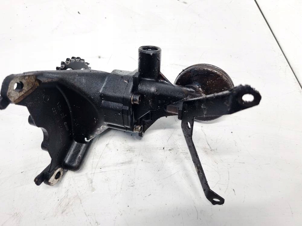 Skoda Octavia Ölpumpe 1997 1.6L 032115109B image 3