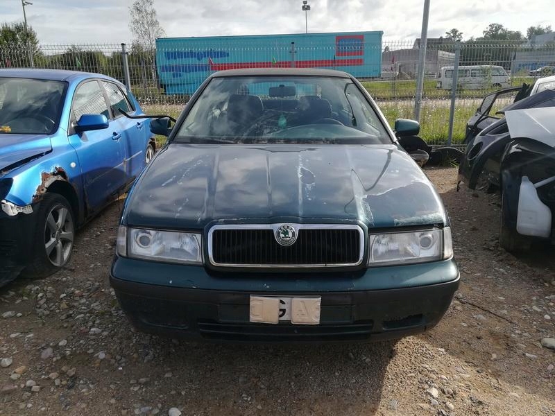 Skoda Octavia Ölpumpe 1997 1.6L 032115109B image 5