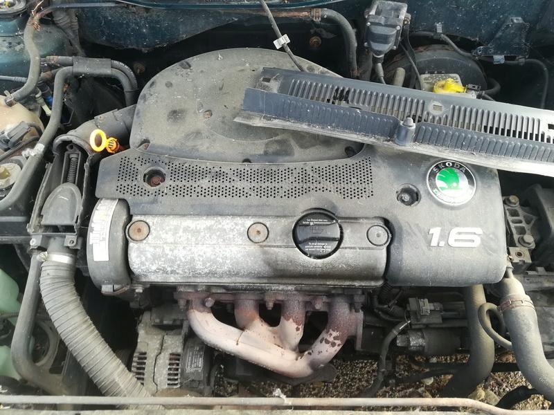 Skoda Octavia Ölpumpe 1997 1.6L 032115109B image 6