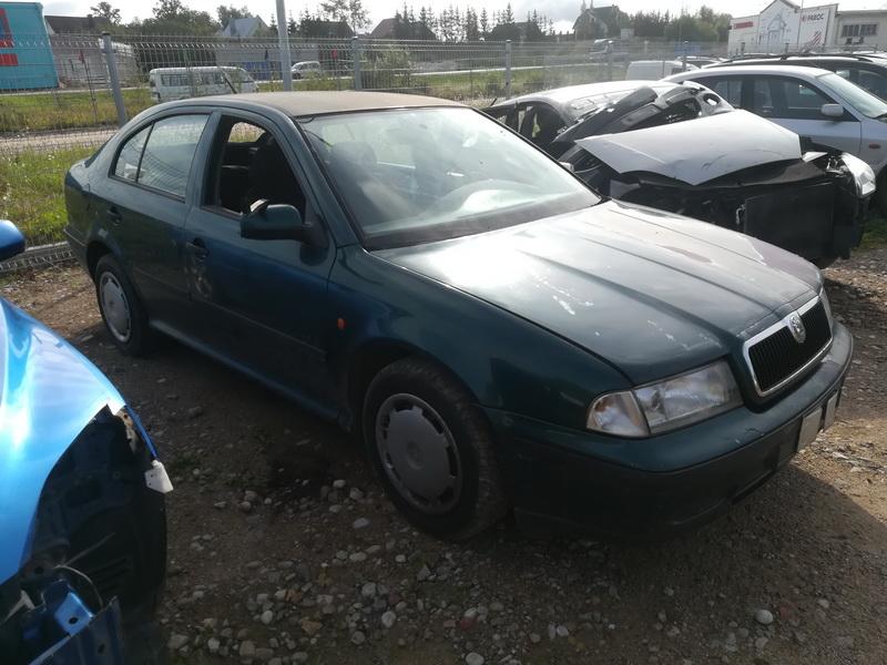 Skoda Octavia Ölpumpe 1997 1.6L 032115109B image 7