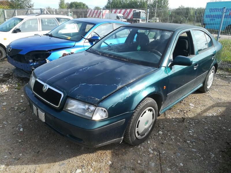Skoda Octavia Ölpumpe 1997 1.6L 032115109B image 8