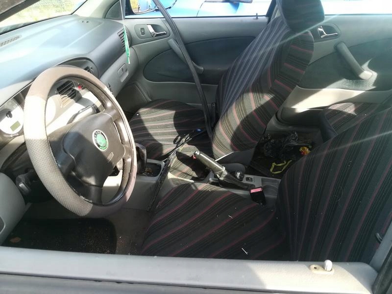 Skoda Octavia Ölpumpe 1997 1.6L 032115109B image 9