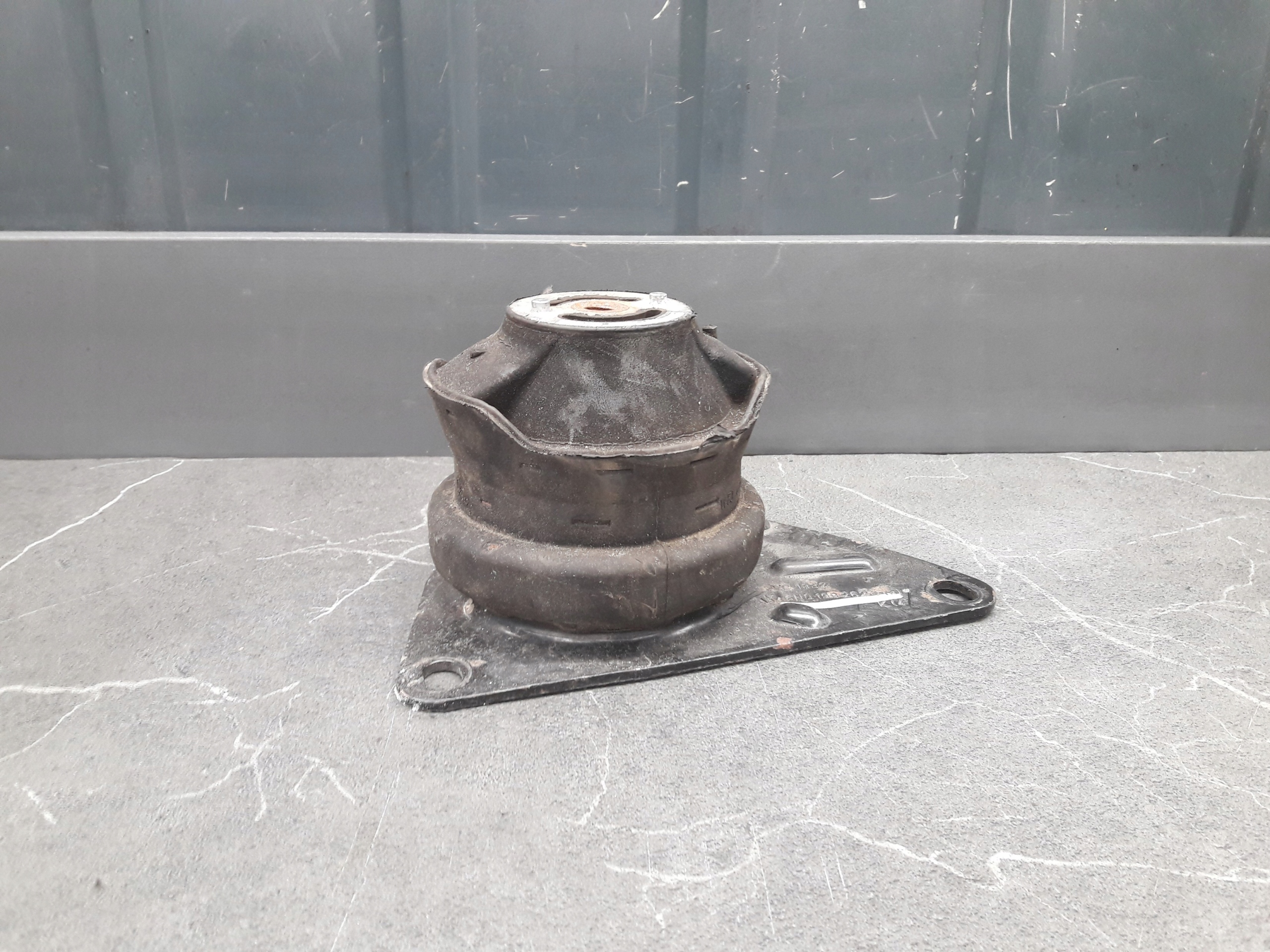 Palier moteur VW Polo 6N0199262G image 2
