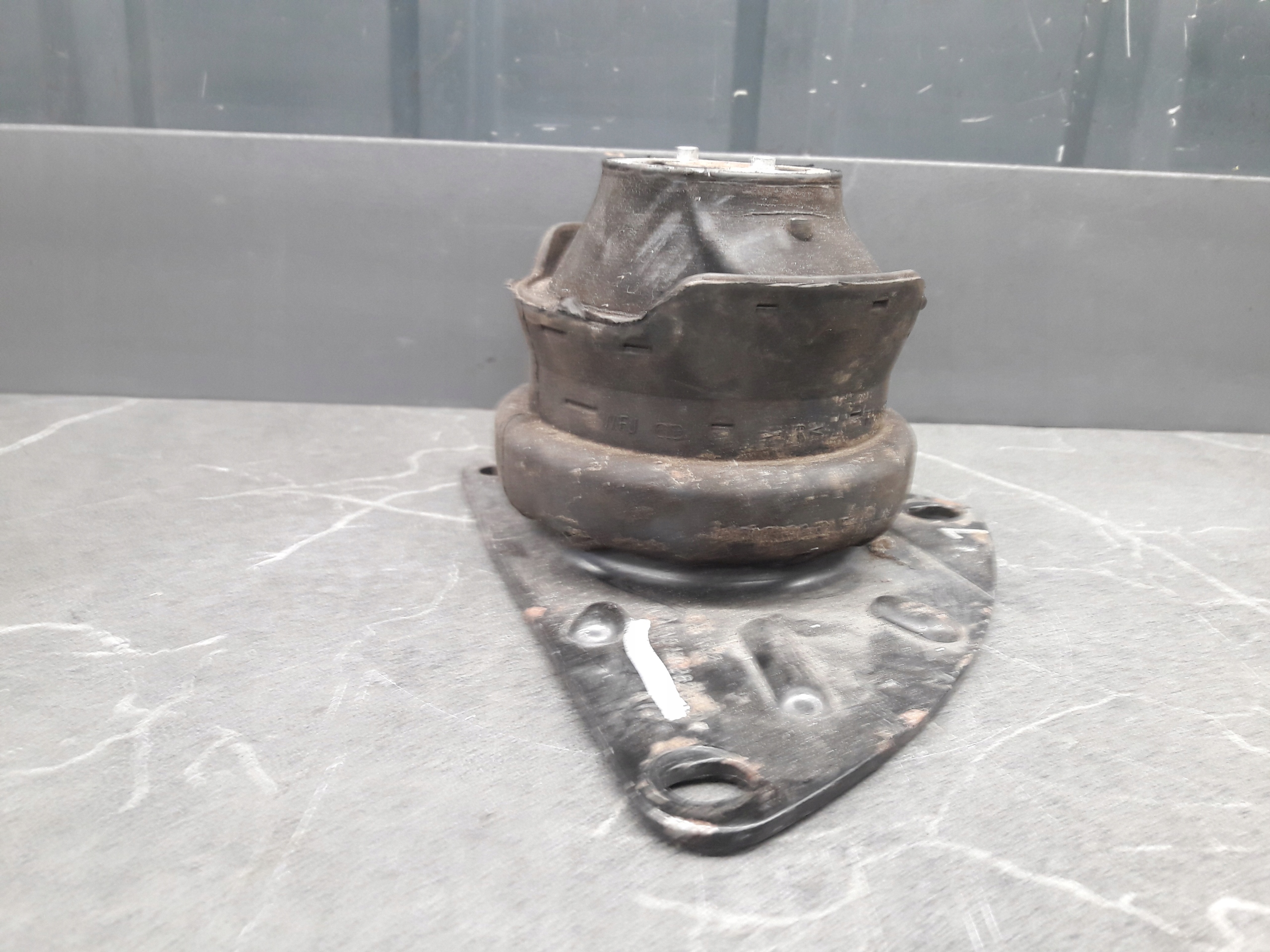 Palier moteur VW Polo 6N0199262G image 5