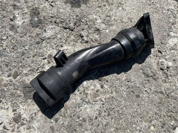 Mercedes Öl-Einfüllstutzen OEM A2660100464 - Gebraucht image 2