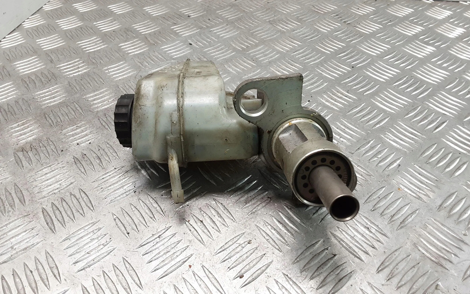 Cilindro de travão SEAT OEM 1K2611301B - Usado image 2