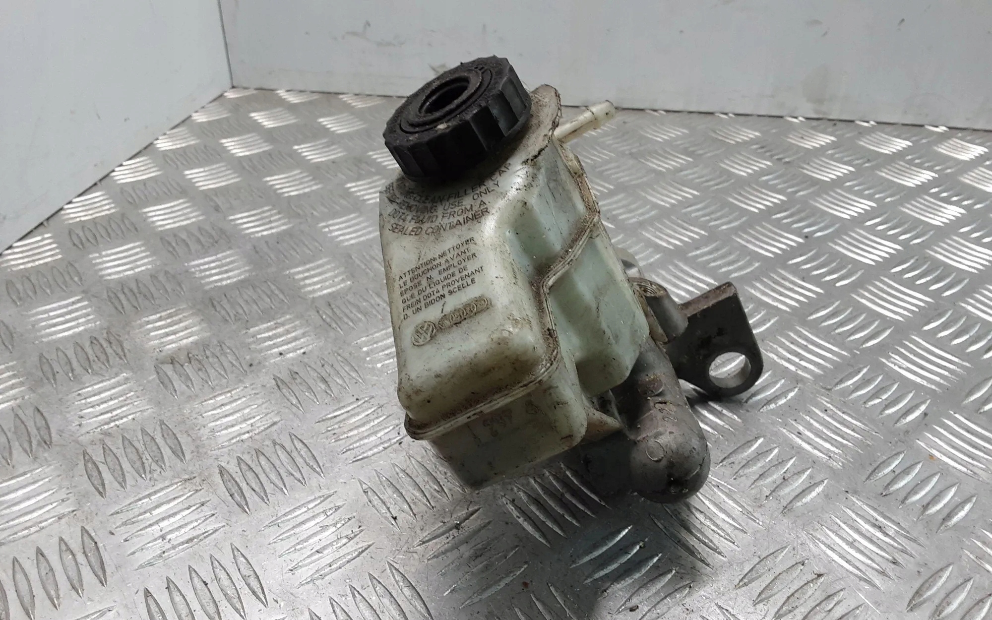 SEAT Jarru sylinteri OEM 1K2611301B - Käytetty