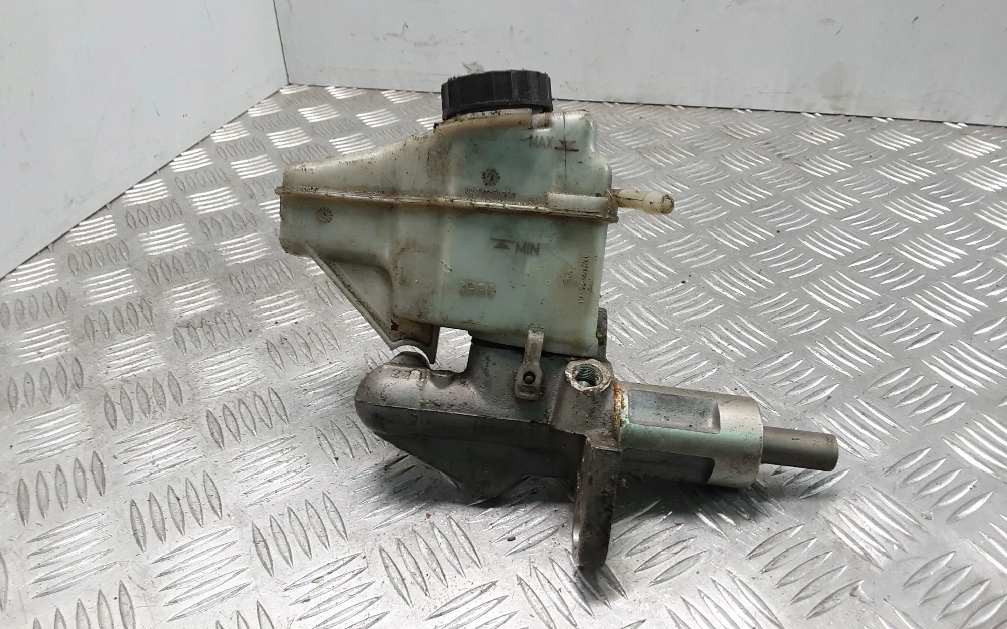 Cilindro de travão SEAT OEM 1K2611301B - Usado image 3