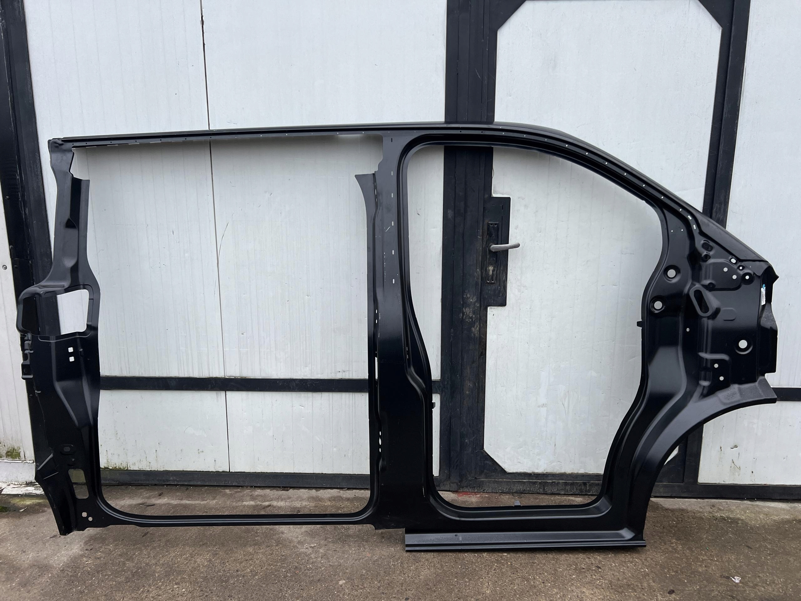 FORD TRANSIT CUSTOM MK2 SISUSTA PILARI KYN NYT OIKEA 2023 image 2