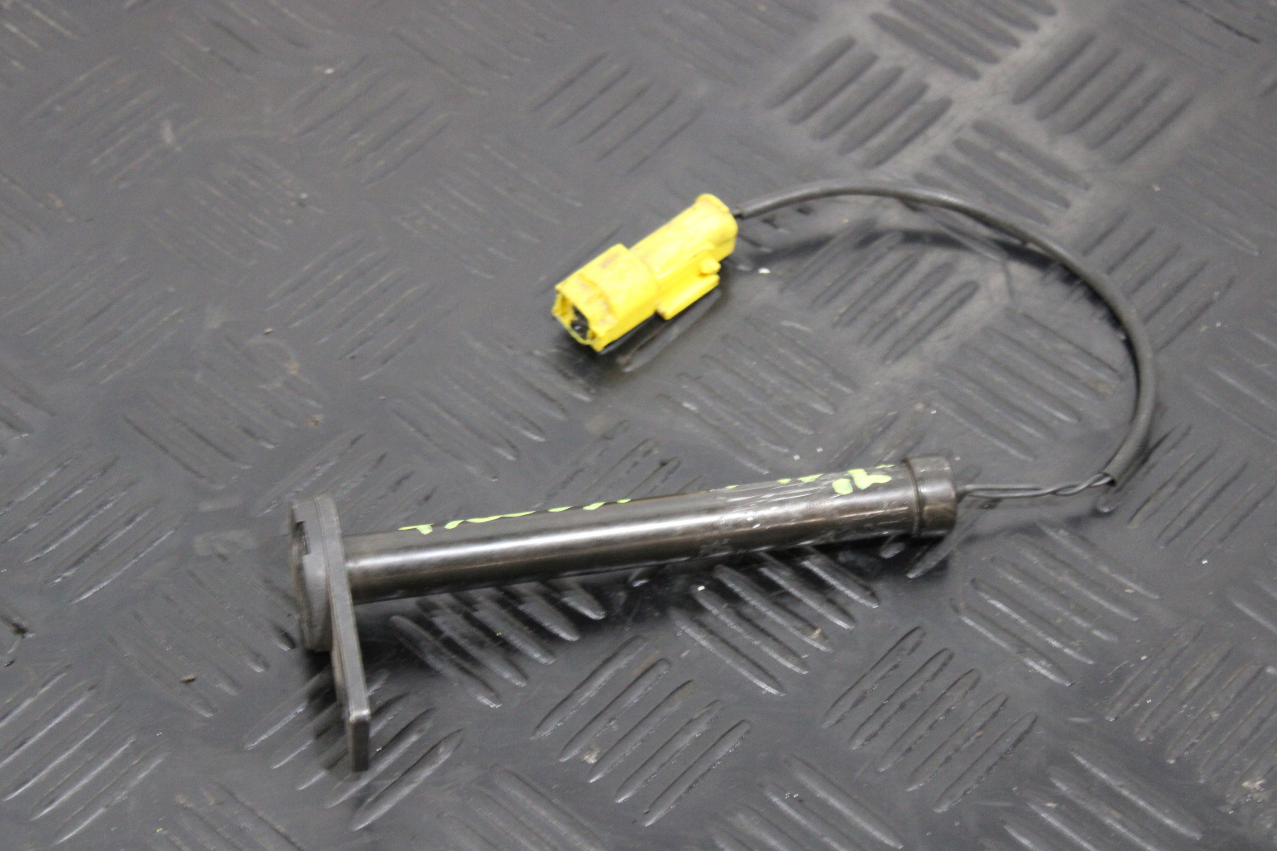 BMW Motorhaubenscharnier-Patrone OEM 7300537 - Gebraucht image 2