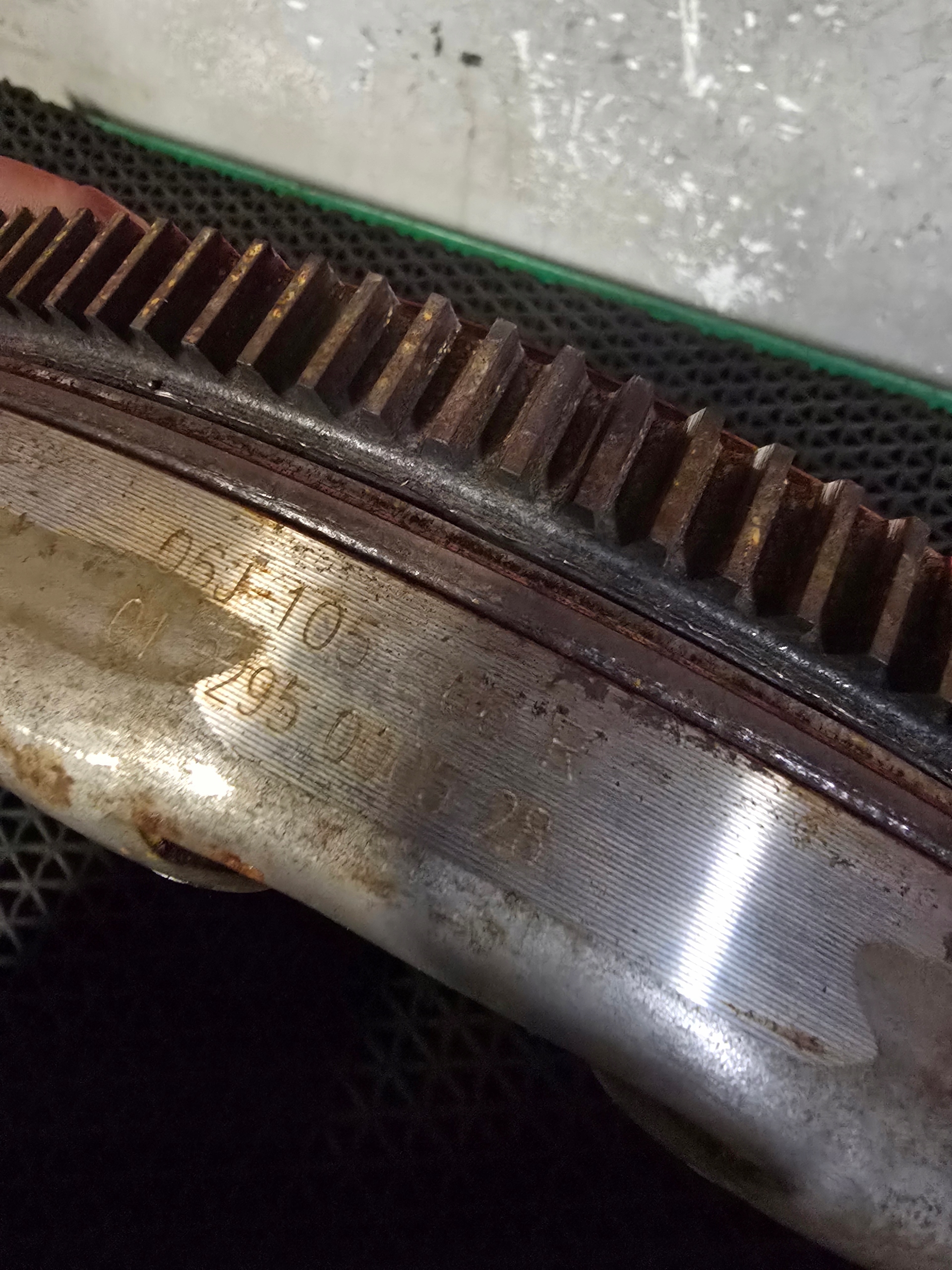 Audi Q3 8U Kaksimassavauhtipyörä 06J105266R 70tkm
