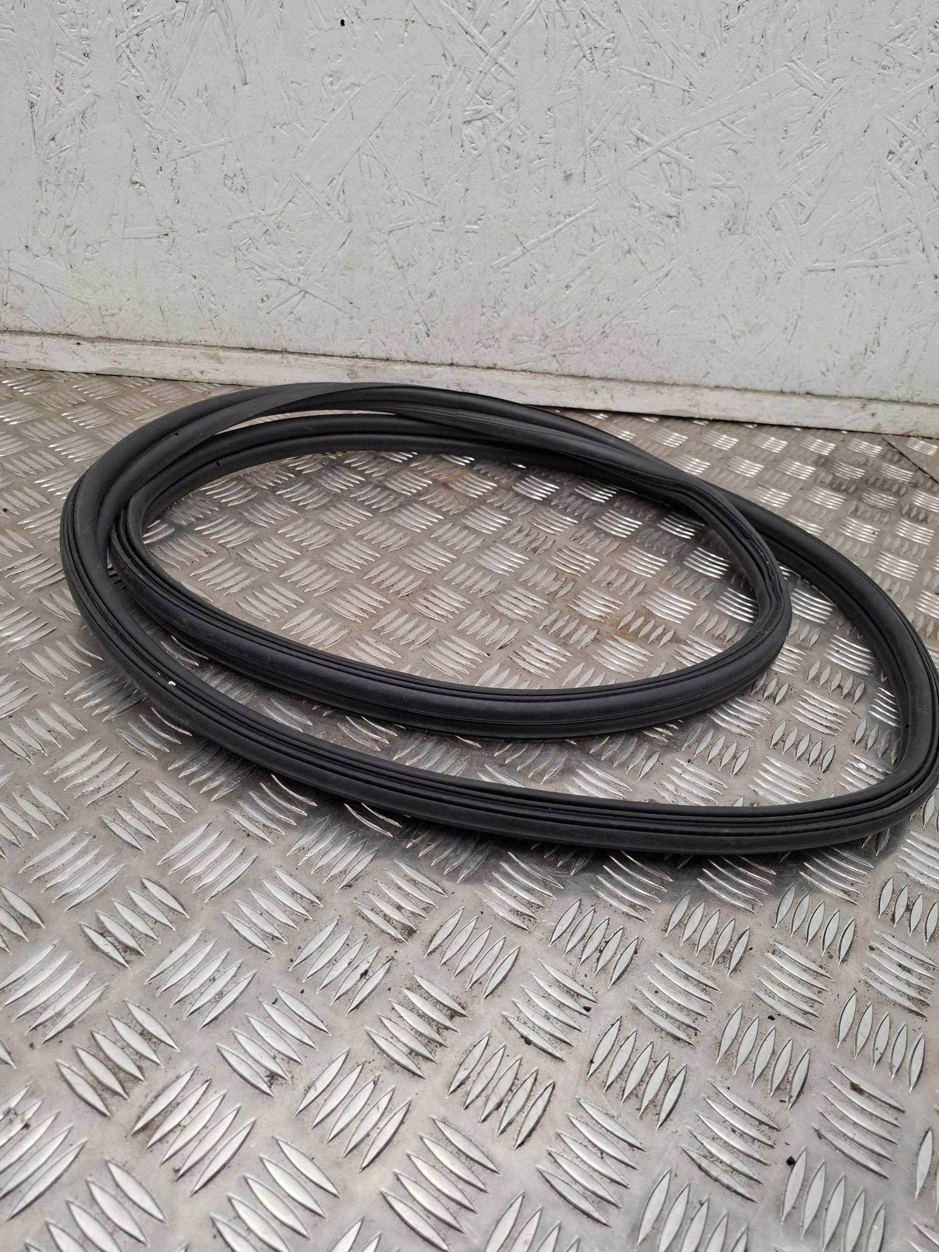 Joint caoutchouc coffre arrière OEM 98151261102 Porsche Boxster image 3