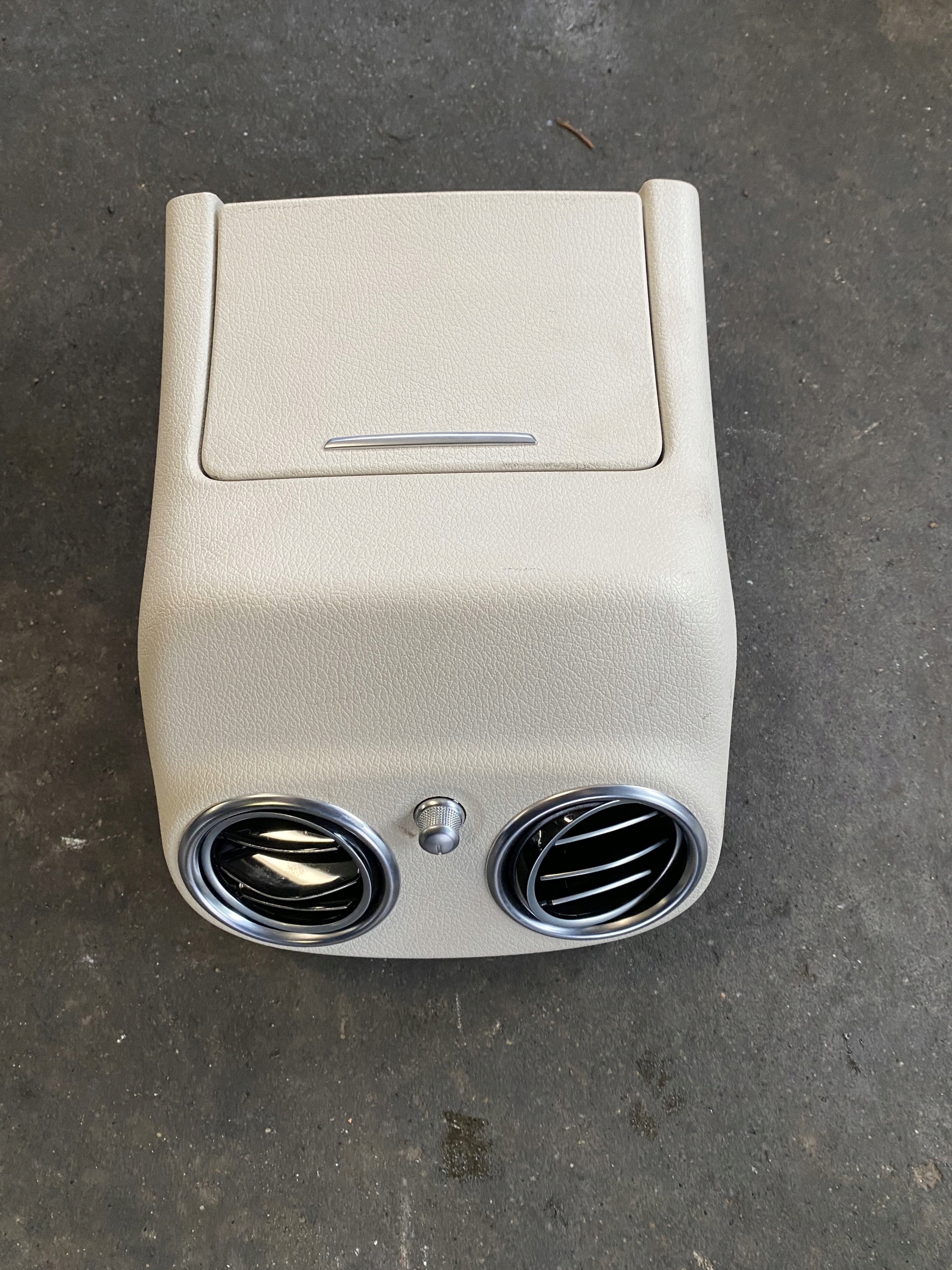 Tuhkakuppi Mercedes-Benz OEM 2136805001 E-luokka W213