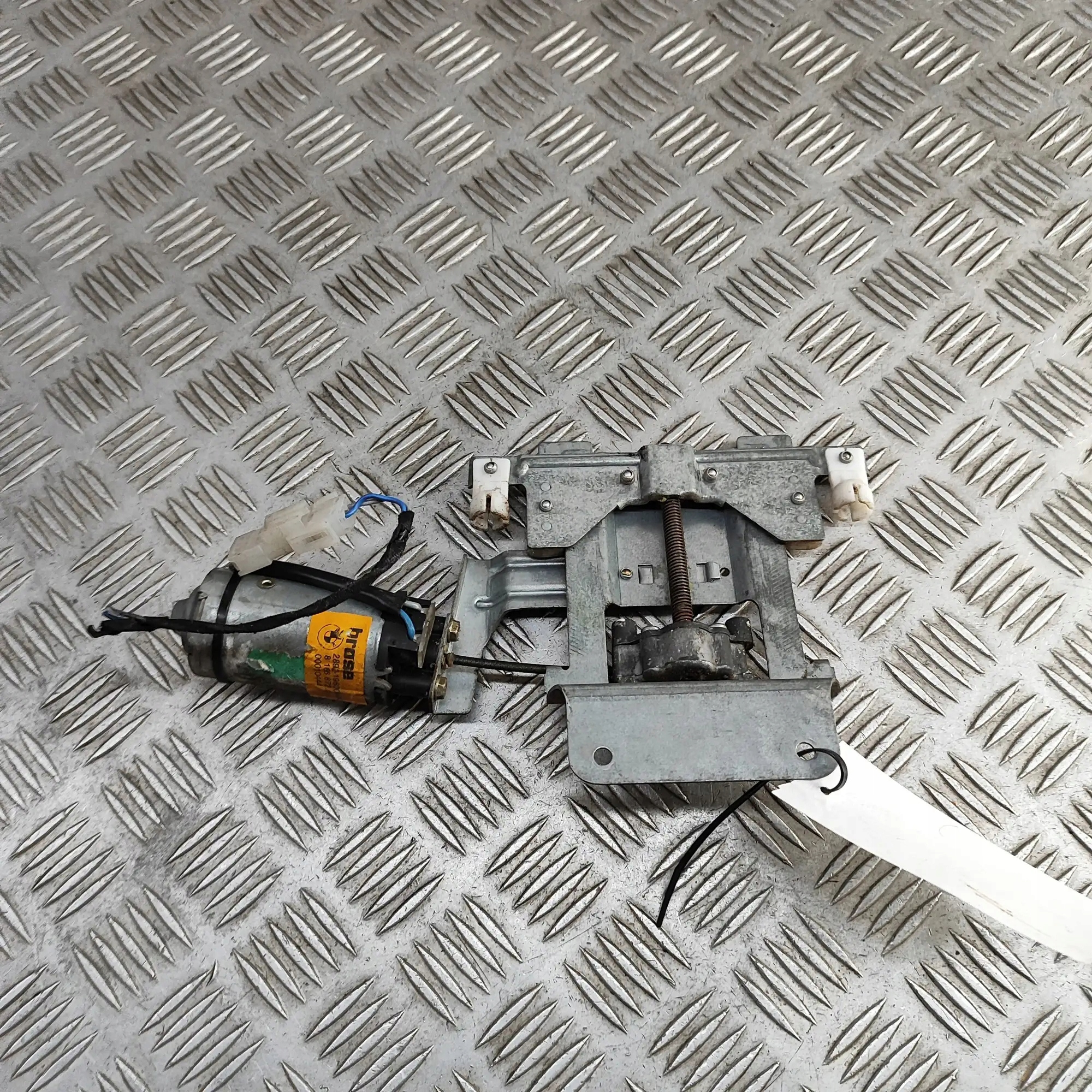 BMW 7 E38 Sitzmotor OEM 8166672 - Rechte Seite image 3