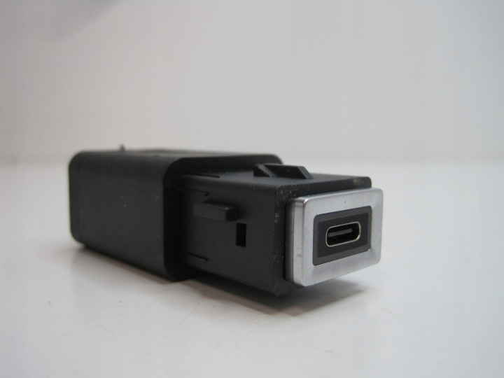 USB-porttipaikka Jeep Avenger 73577860VV