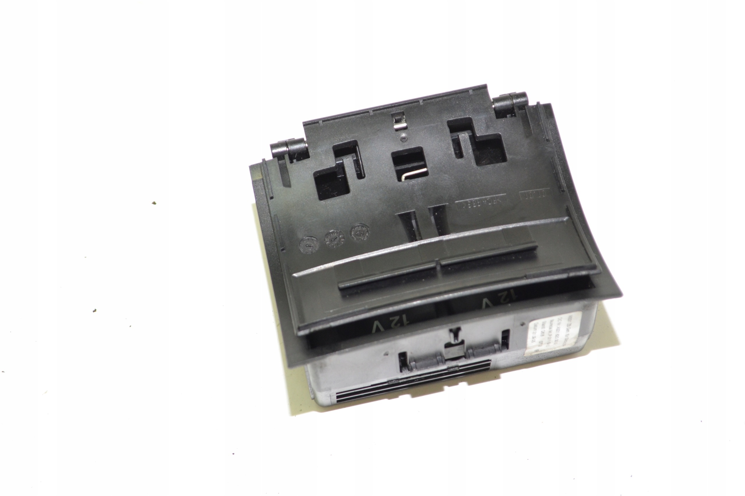 Mercedes-Benz S W221 12V Taka-istukka OEM A2218200009