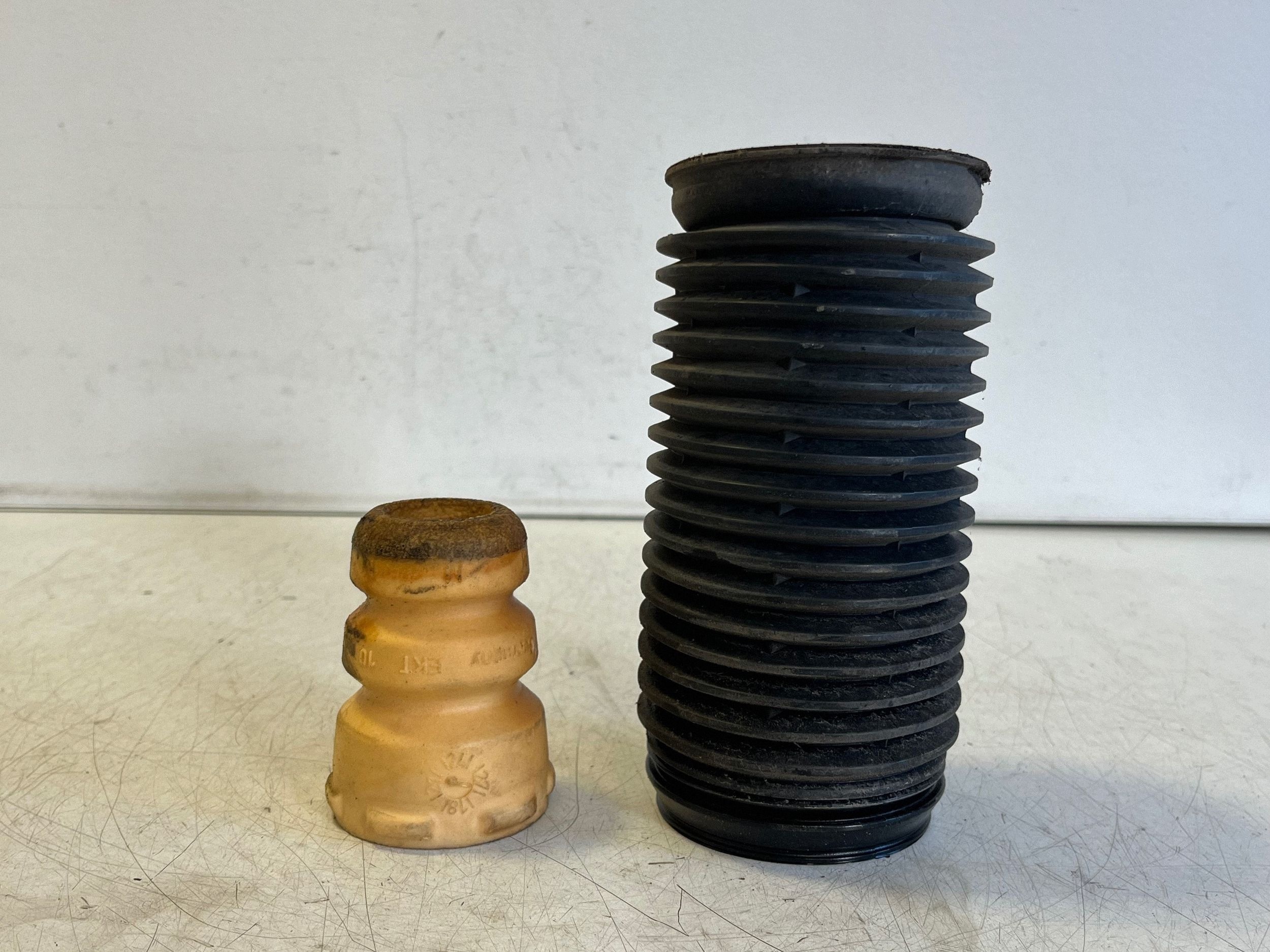 Skoda Enyaq iV Stoßdämpfer hinten OEM 1K0412303M image 2