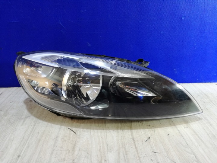 Volvo V40 II 2012/2019 etuvalo oikea Anglik