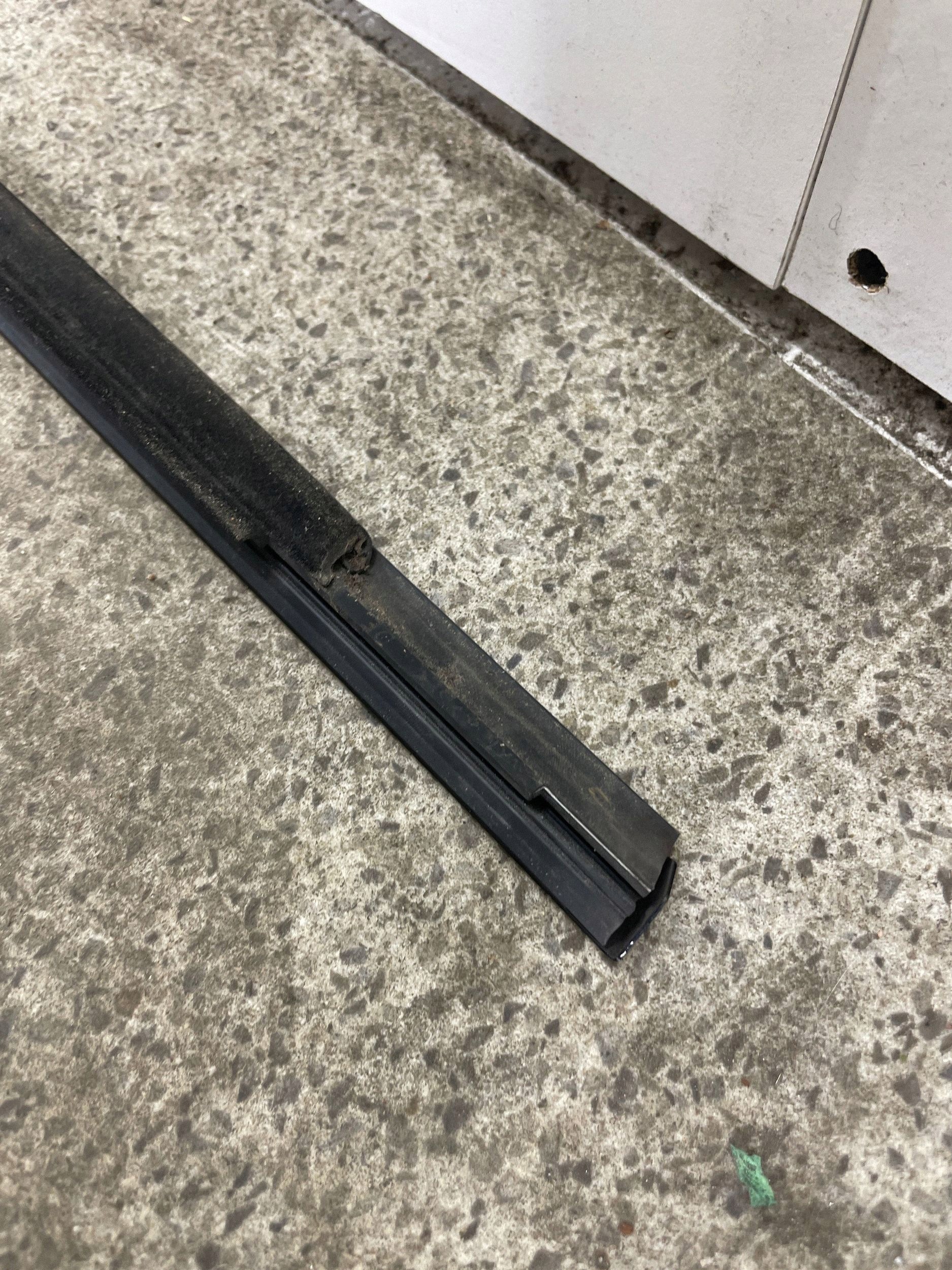 Audi A4 B9 achterdeur raamrubber OEM 8W0853764 image 7