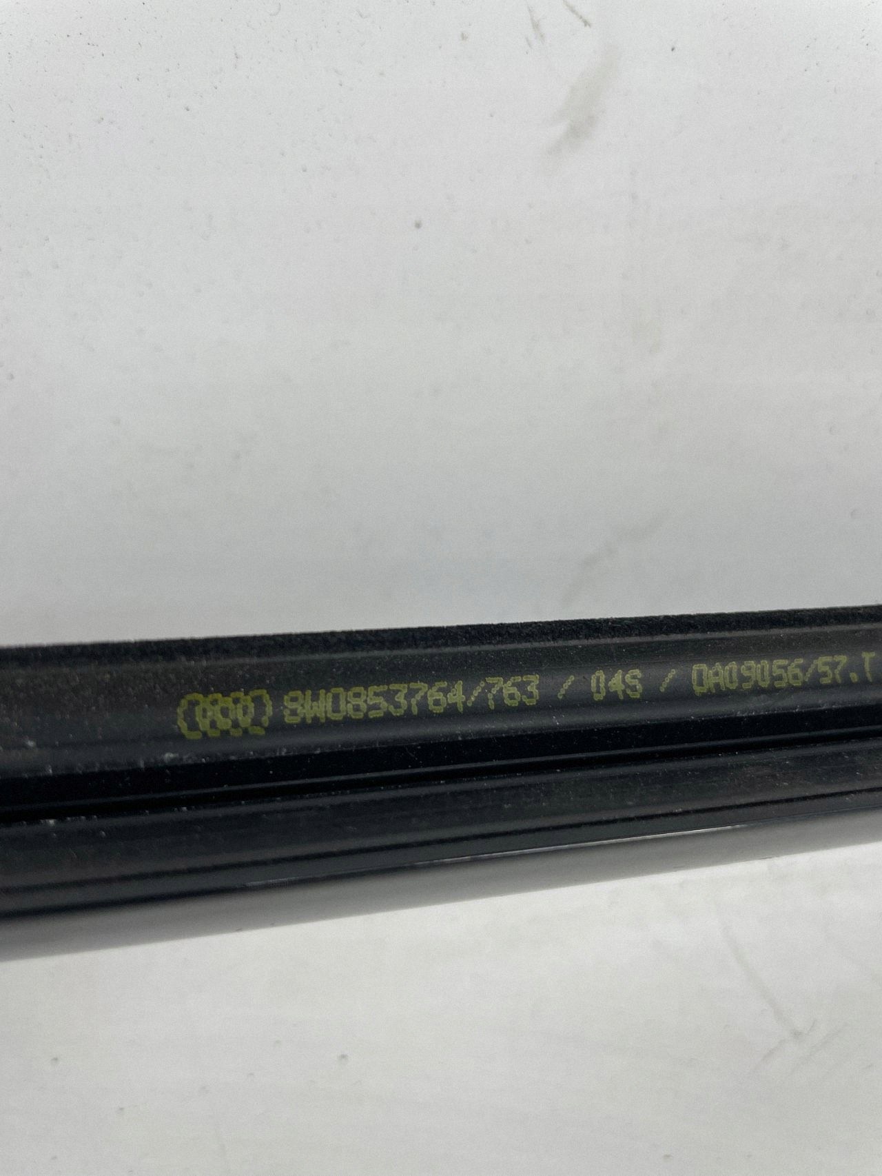 Audi A4 B9 achterdeur raamrubber OEM 8W0853764 image 9