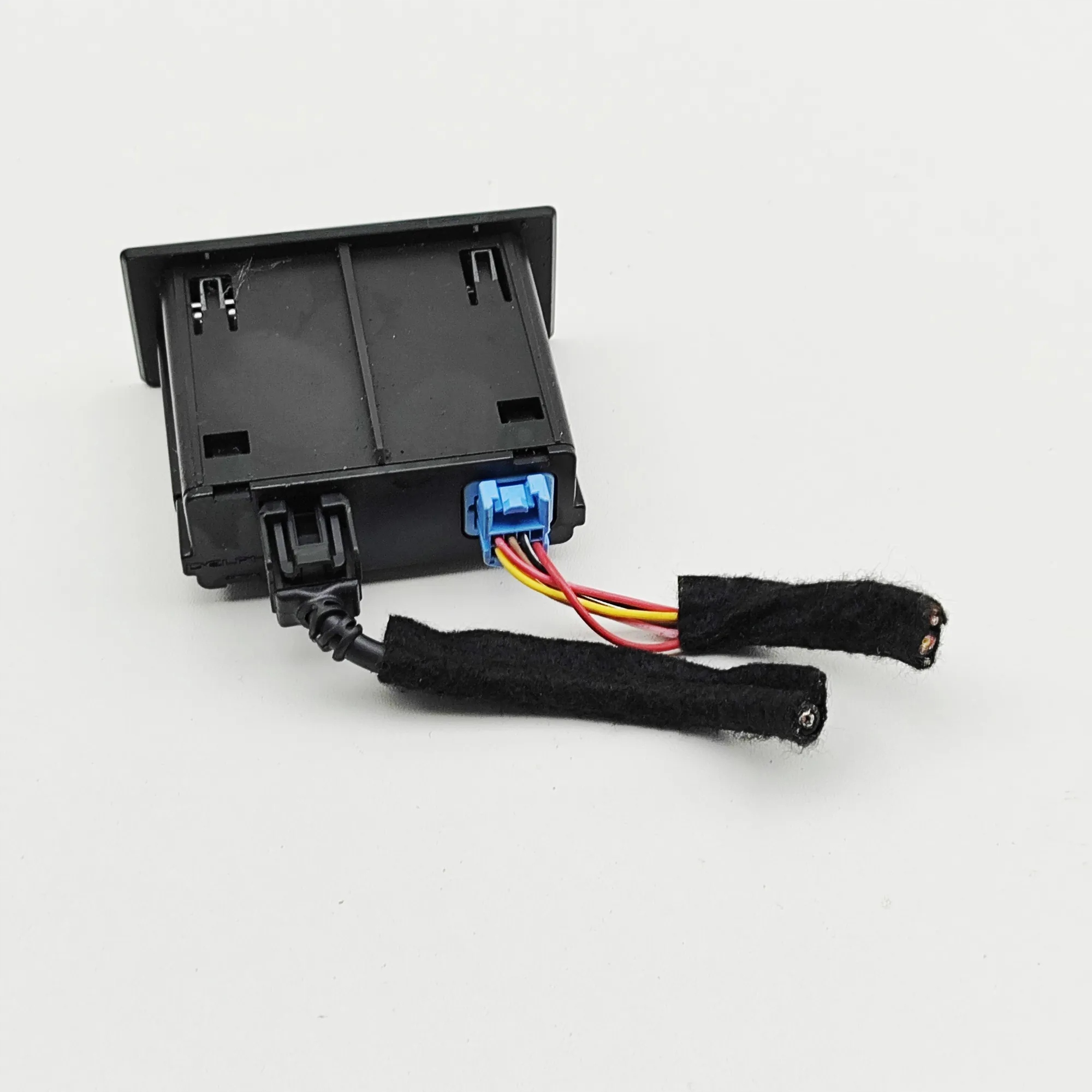 Tomada USB/AUX Renault OEM 280231553R para Clio V image 3