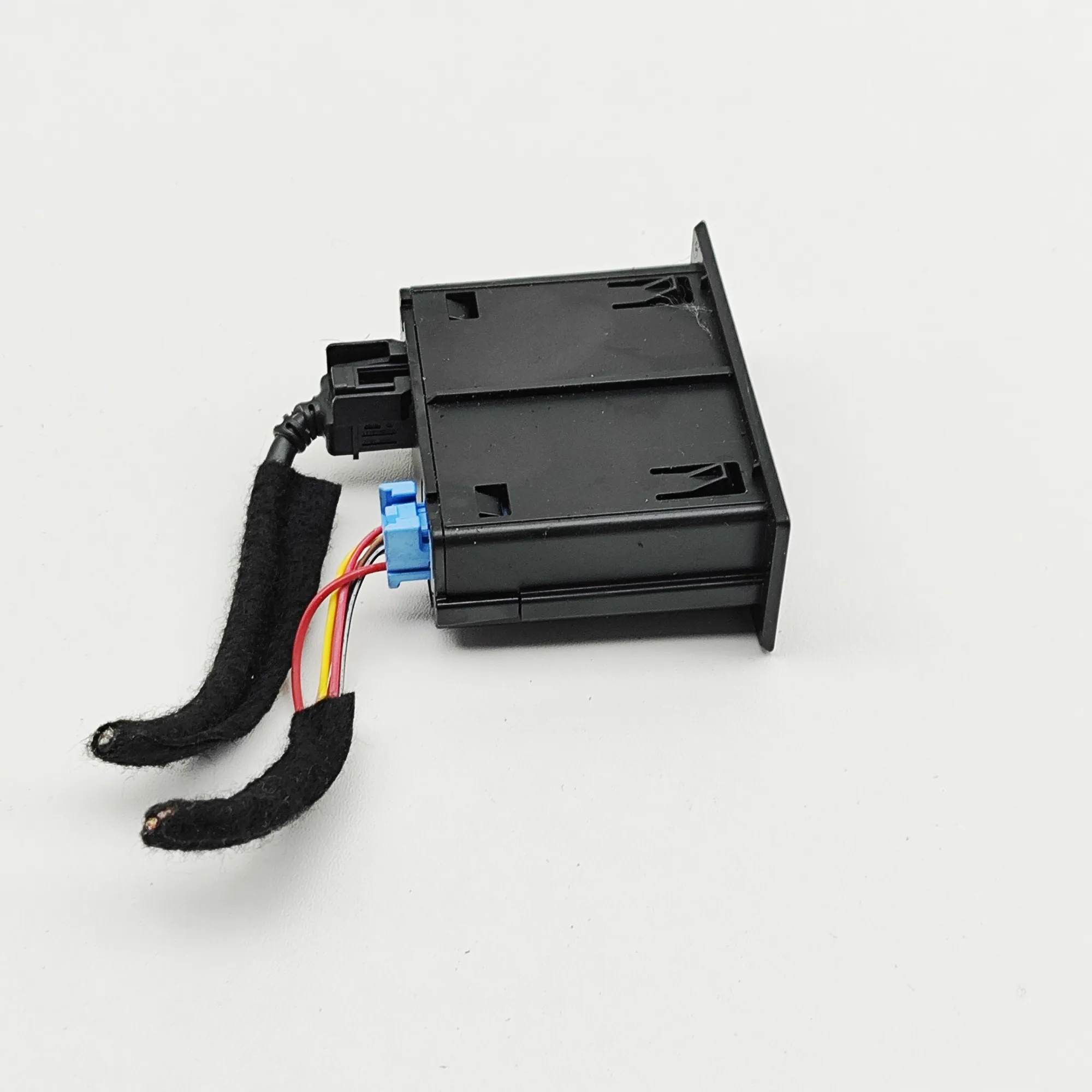 Tomada USB/AUX Renault OEM 280231553R para Clio V image 4