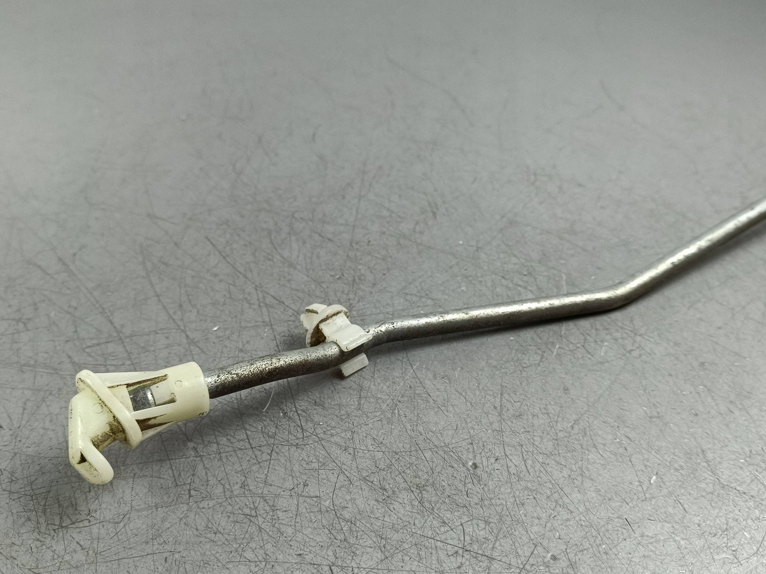 Soporte de pistón capó Mitsubishi Outlander OEM FOB55820 image 3