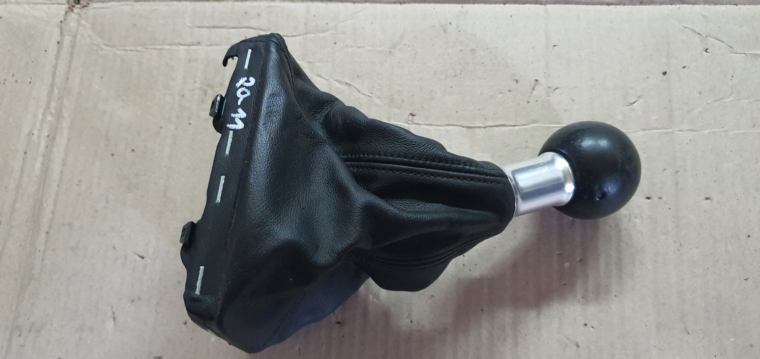 Pomo de mudanças OEM 8K0863278A Couro 6 velocidades Audi A4 B8 image 2