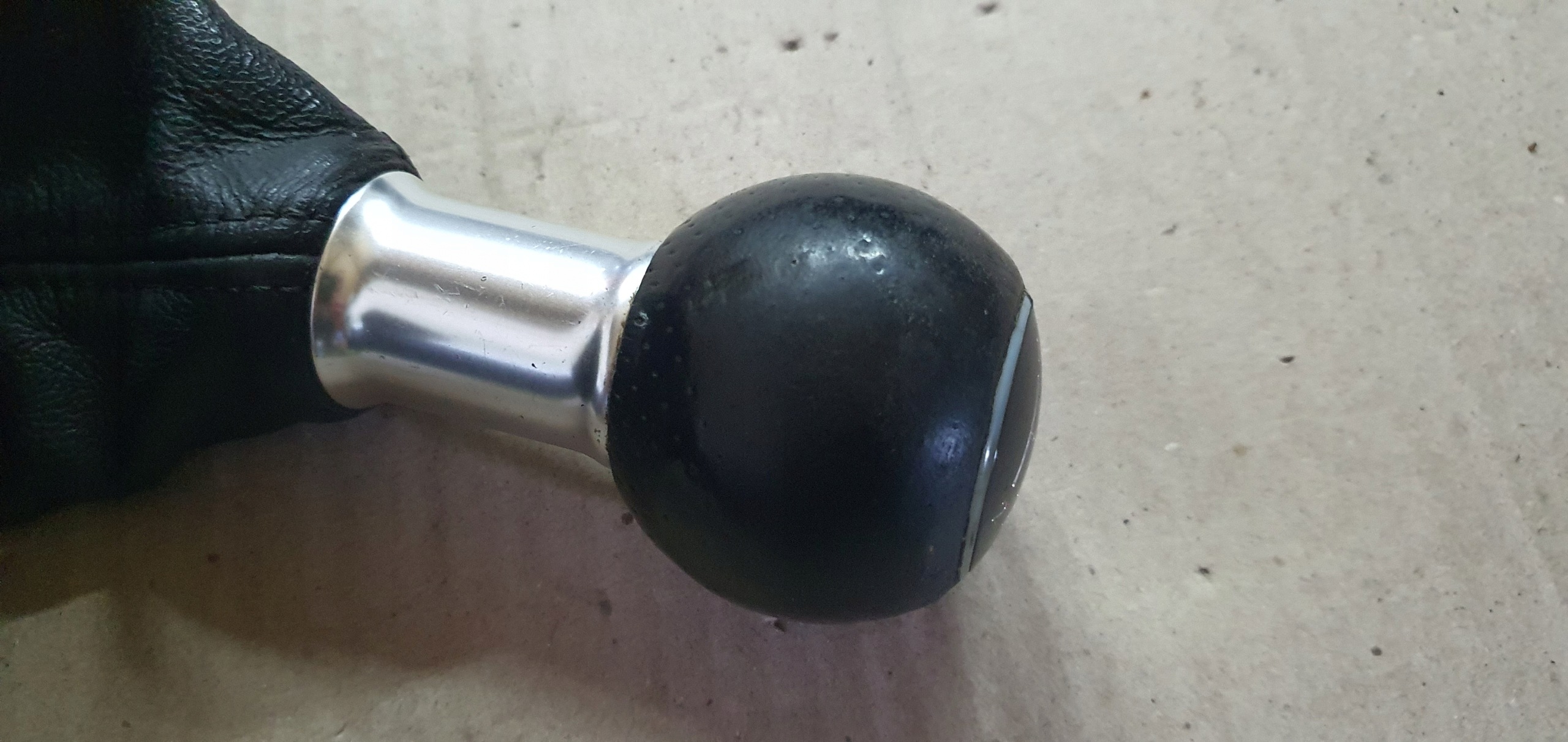 Pomo de mudanças OEM 8K0863278A Couro 6 velocidades Audi A4 B8 image 3